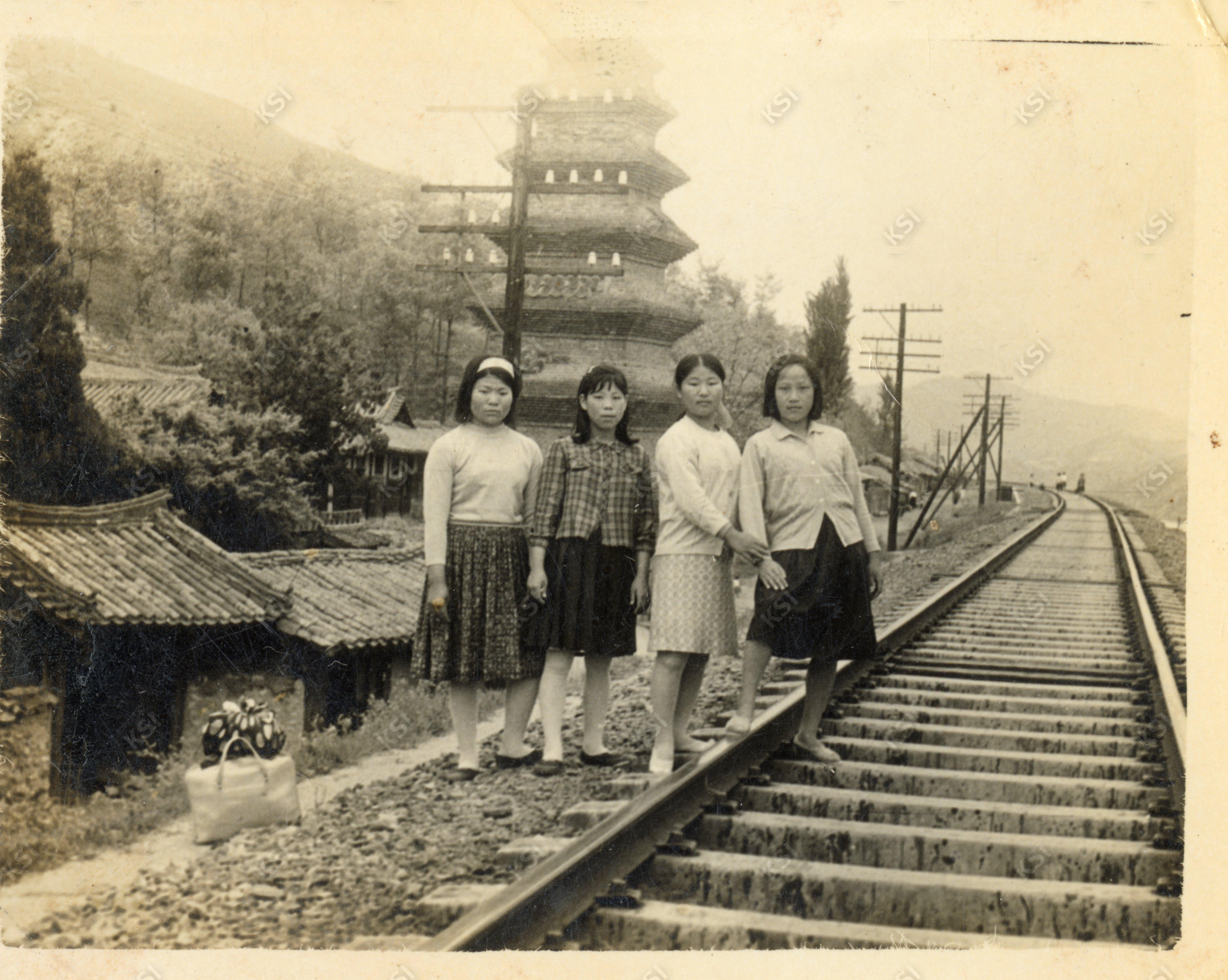 1960년대 법흥사지 칠층전탑 앞 철로