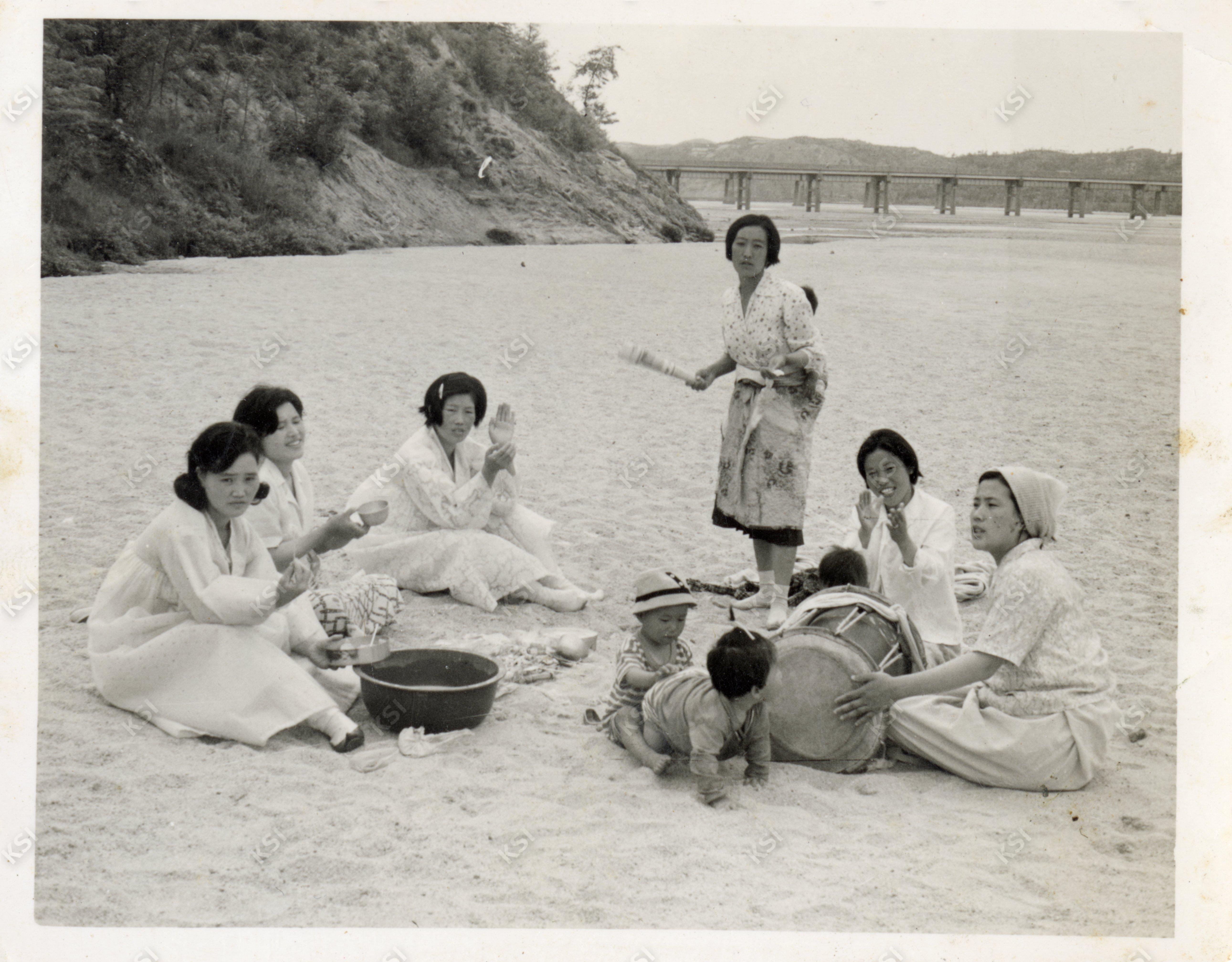 1975년 낙동강변에서 화전놀이
