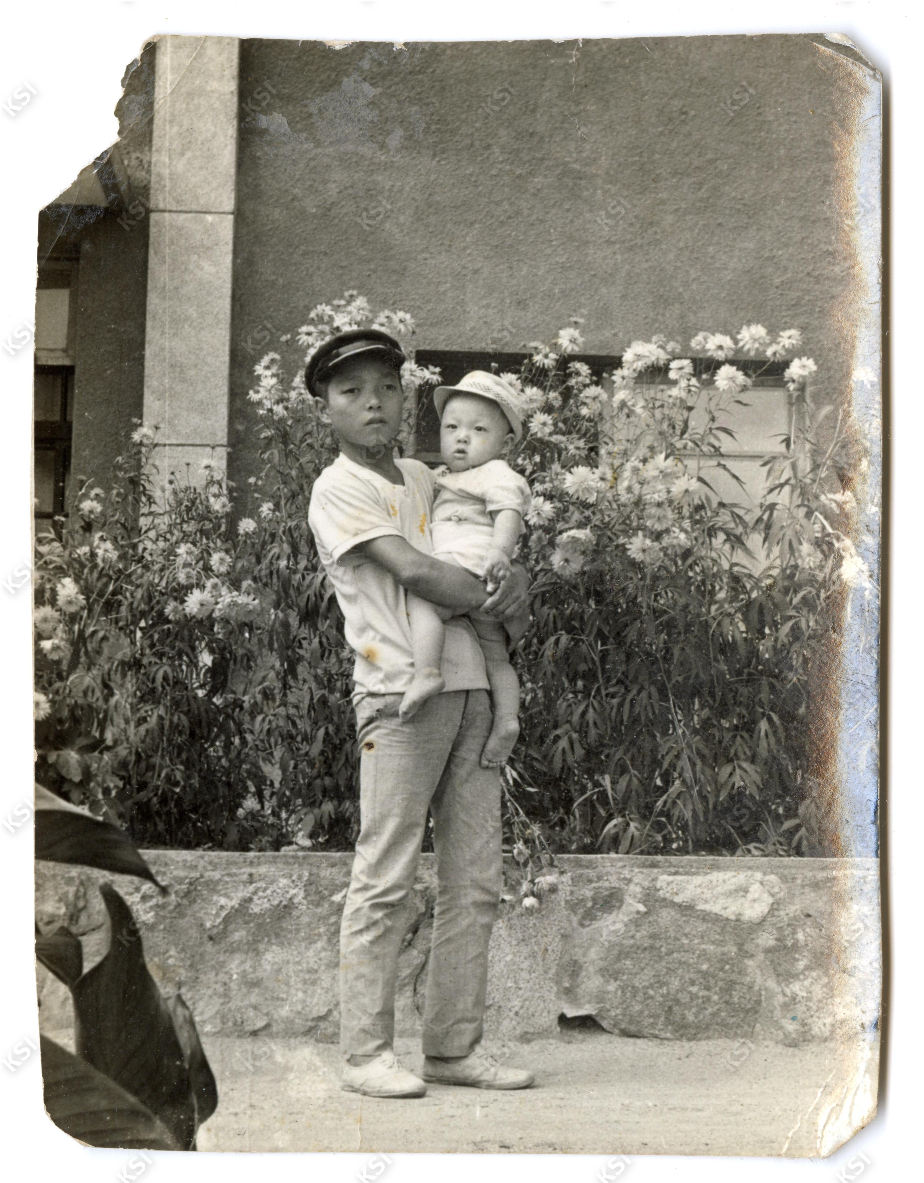 1968년 성진골 경덕중학교에 다니던 동생이 큰아들을 안고 찍은 사진