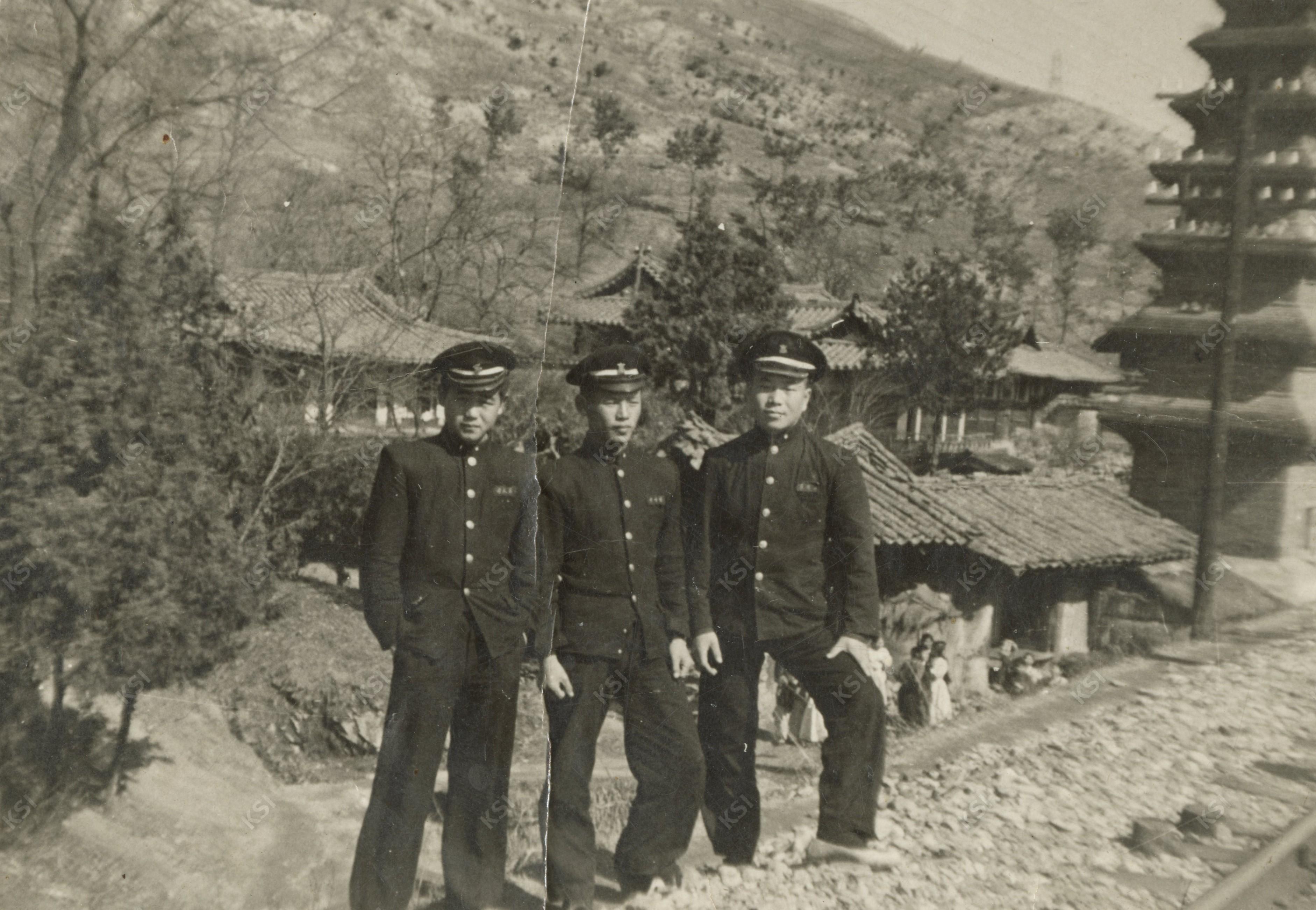 1981년 법흥동 칠층전탑 앞에서 아들과 친구들
