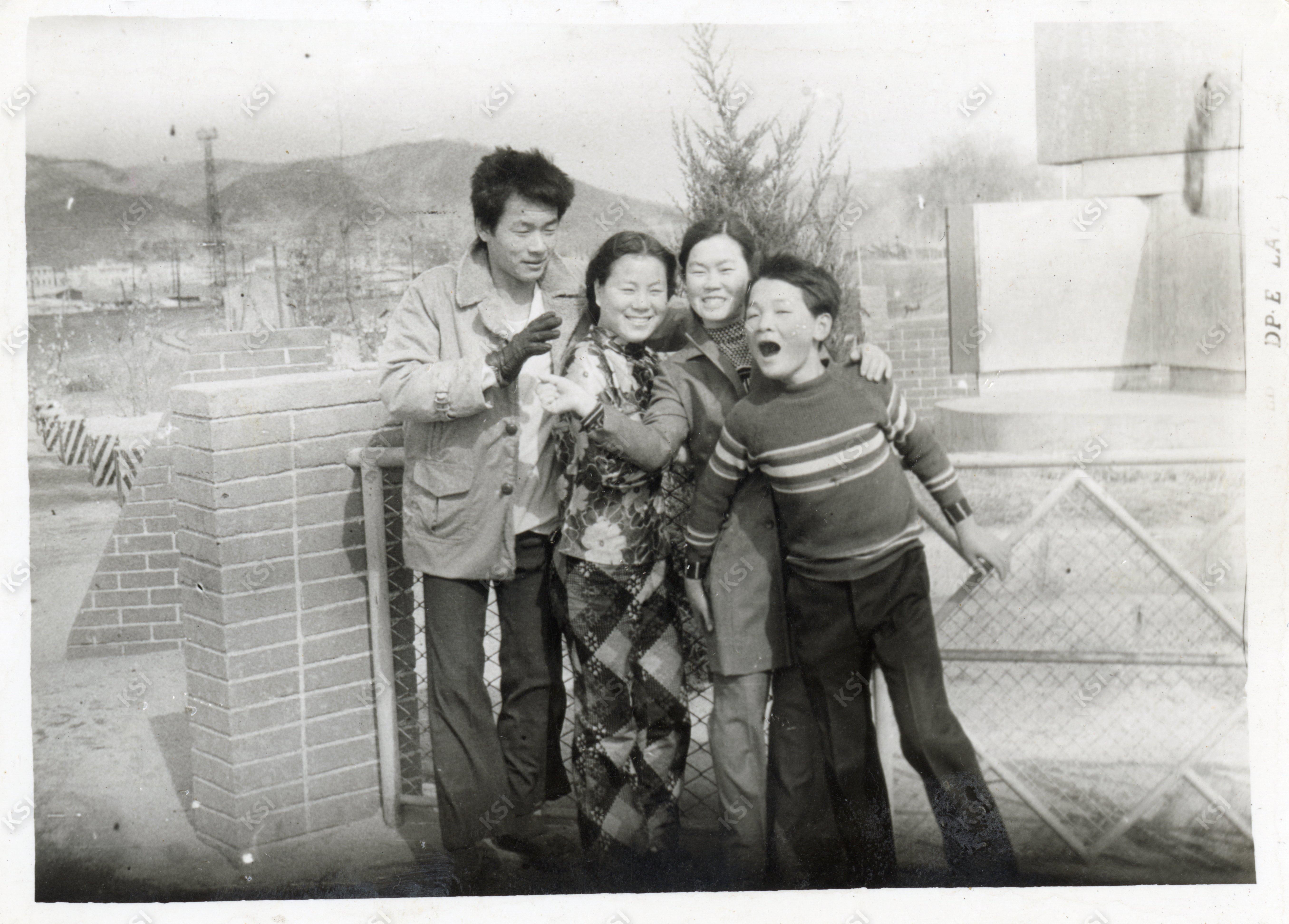 1974년경 이건 전 이육사시비 앞에서 문화회관 직장동료들과 함께