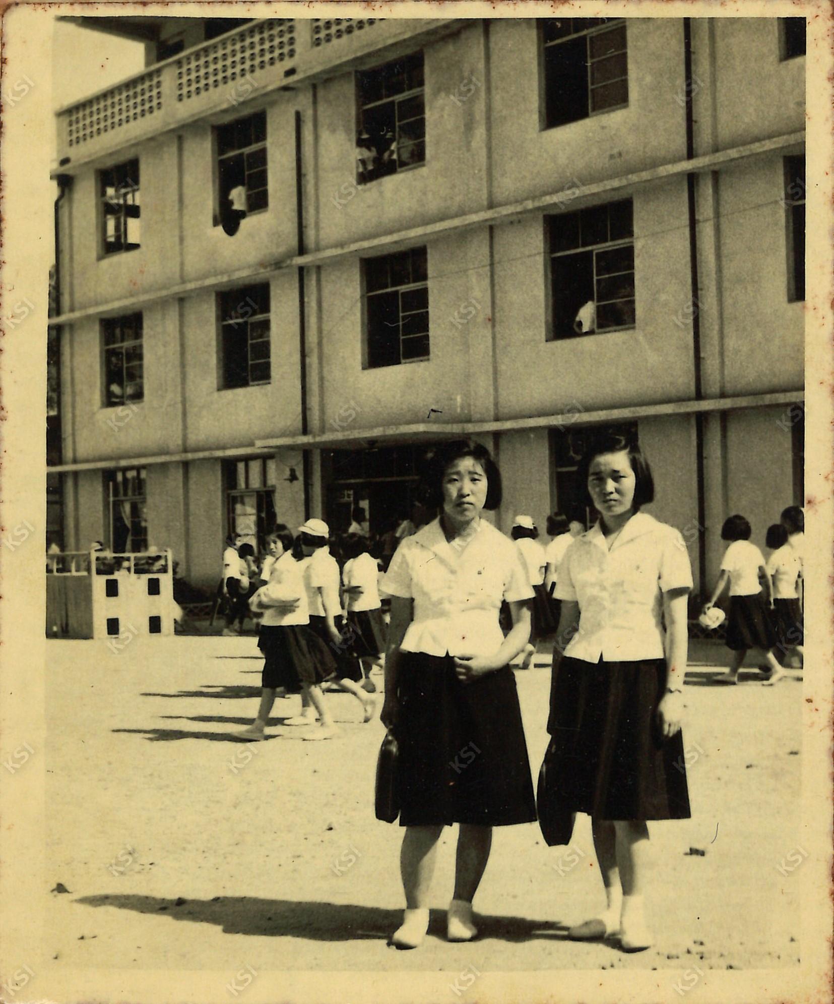 1965~1966년경 경안여상 재학시절 모교에서
