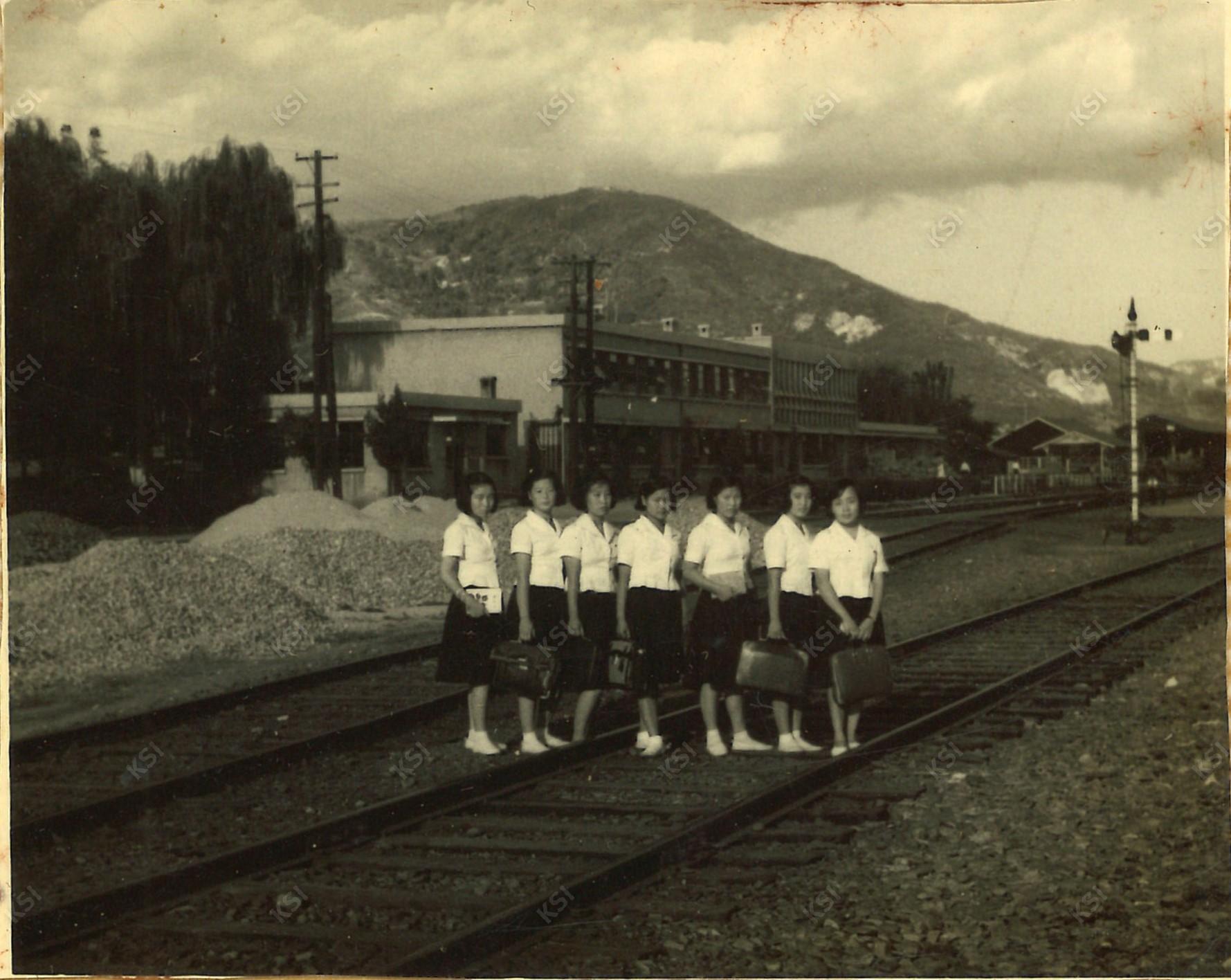 1965년 경안여상 1학년 때 안동역에서