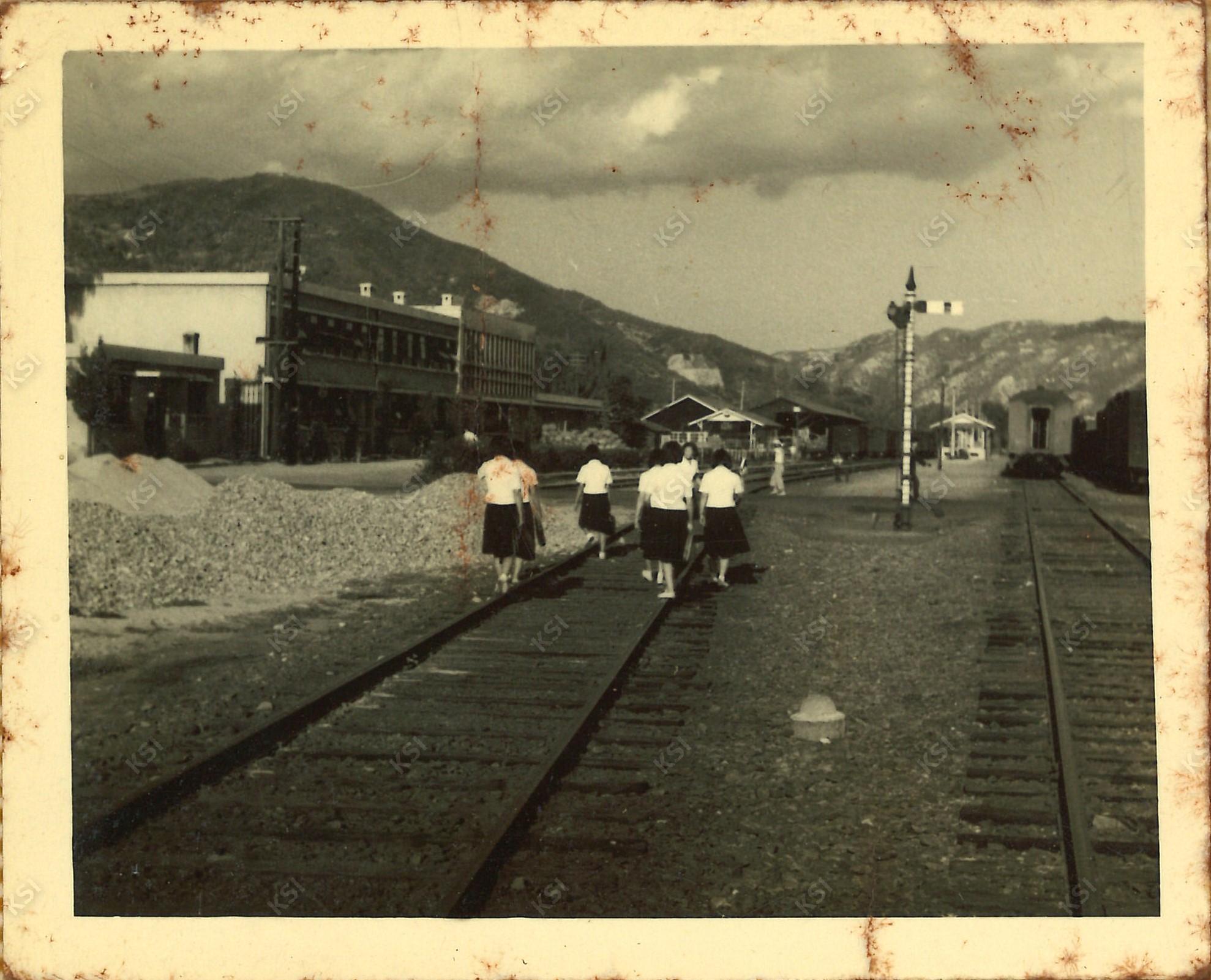 1965년 경안여상 1학년 때 안동역에서