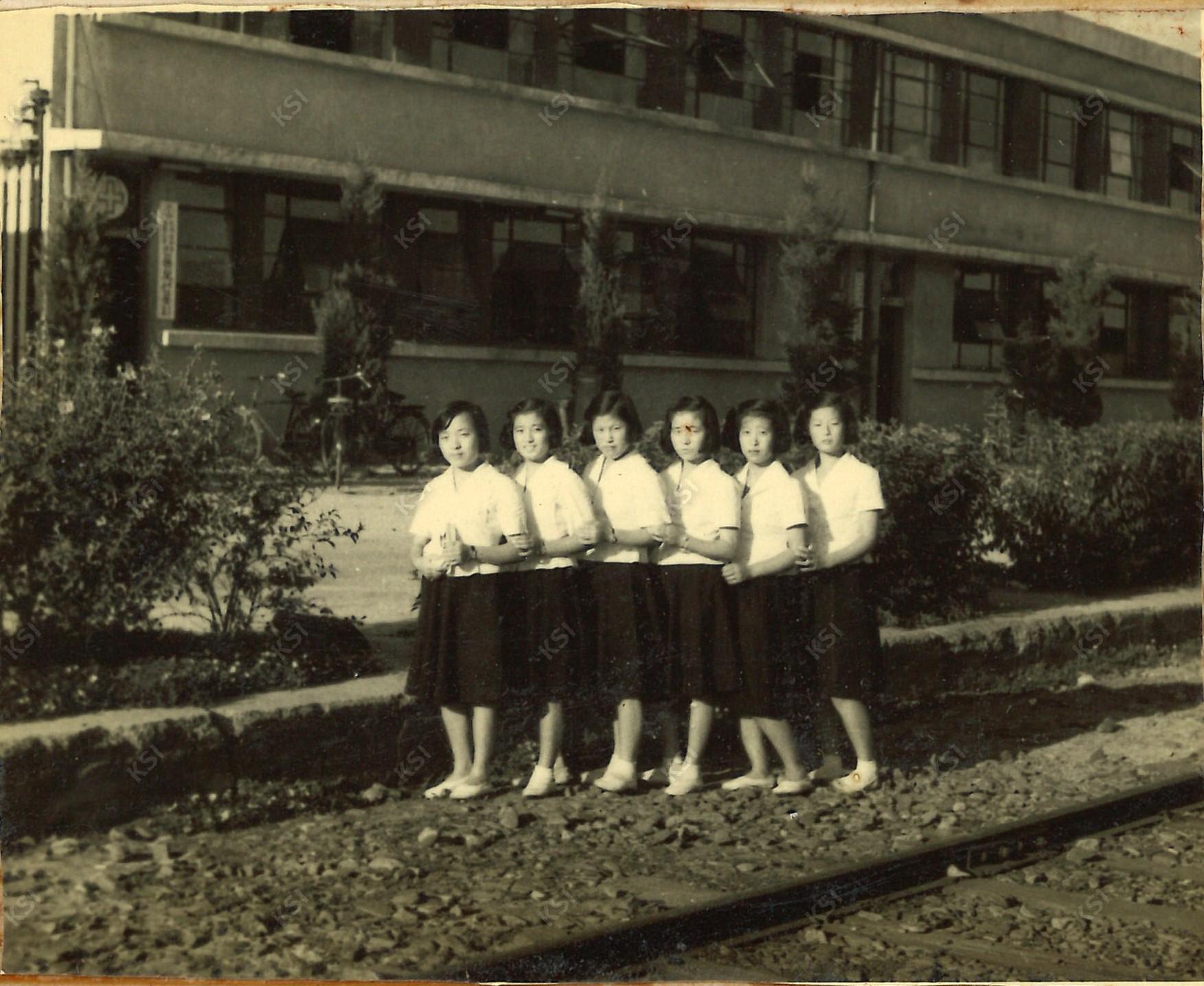 1965년 여름 경안여상 1학년 재학시절 안동역에서