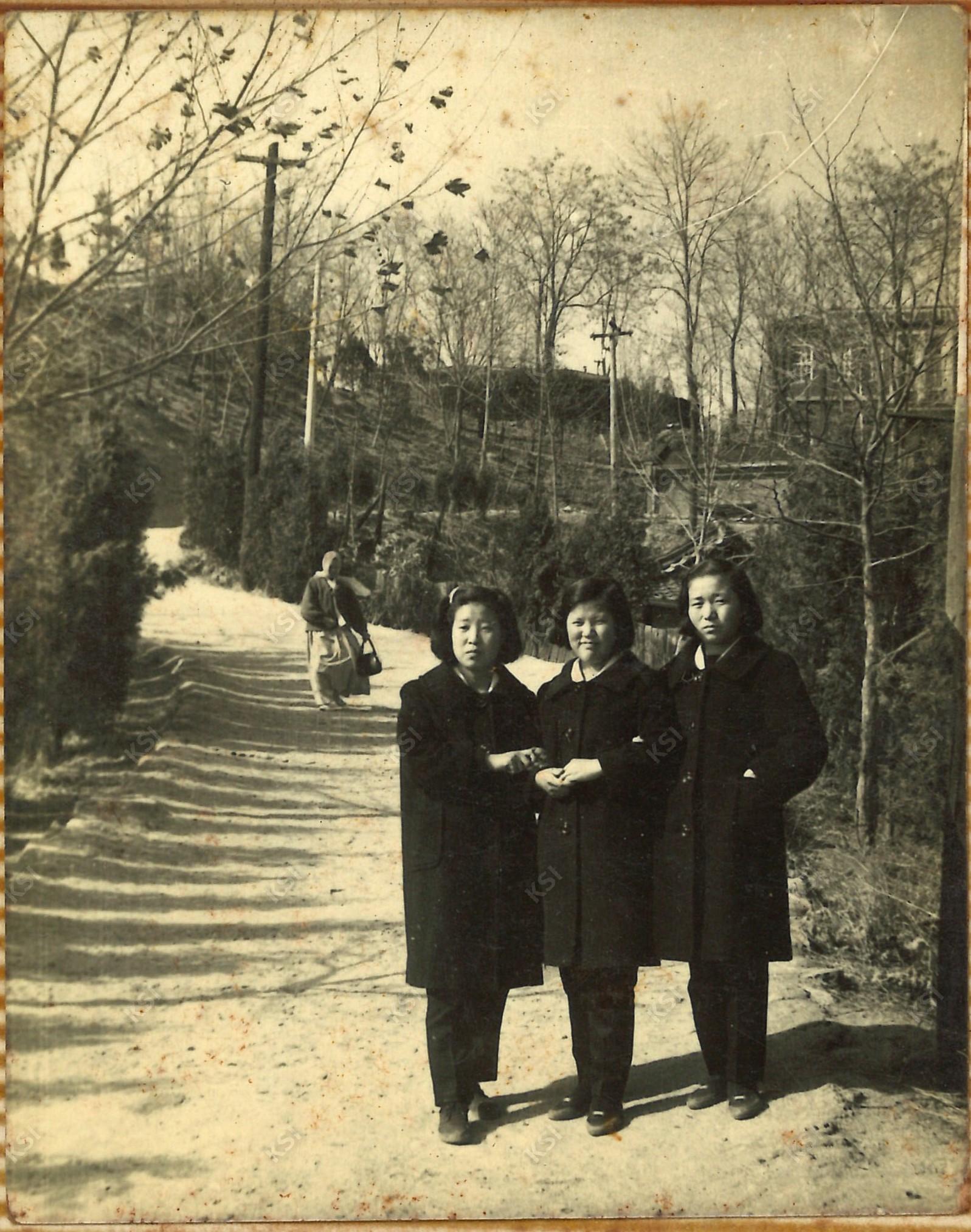1965~1966년 경안여상 재학시절 경안여상 인근에서