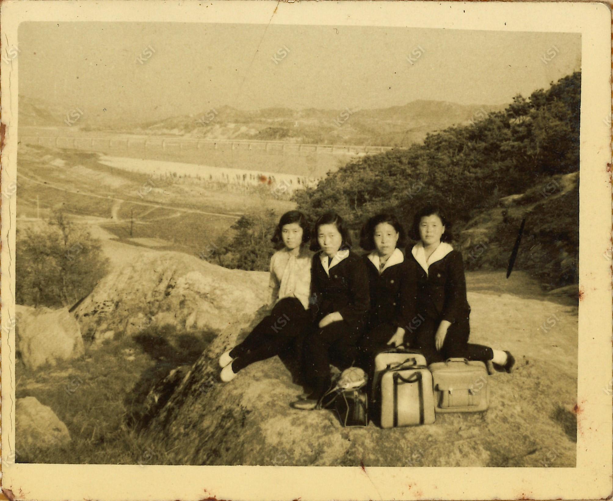 1965~1966년 경안여상 재학시절 서악사 인근에서