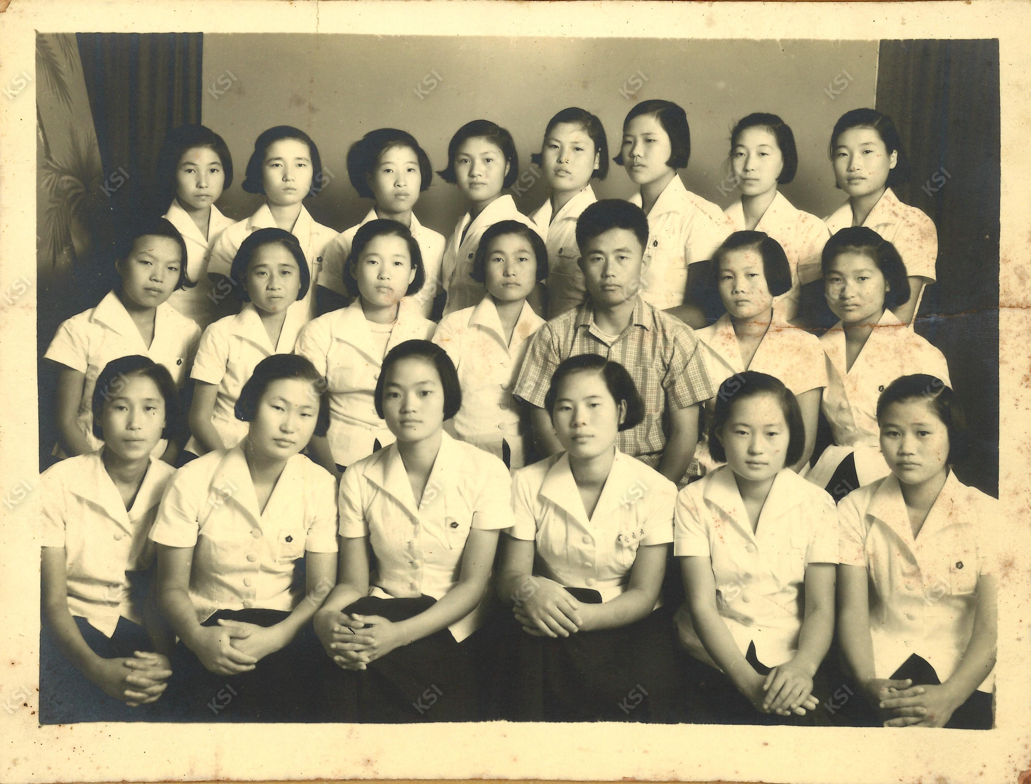 1965~1966년 경안여상 재학시절 선생님과 친구들