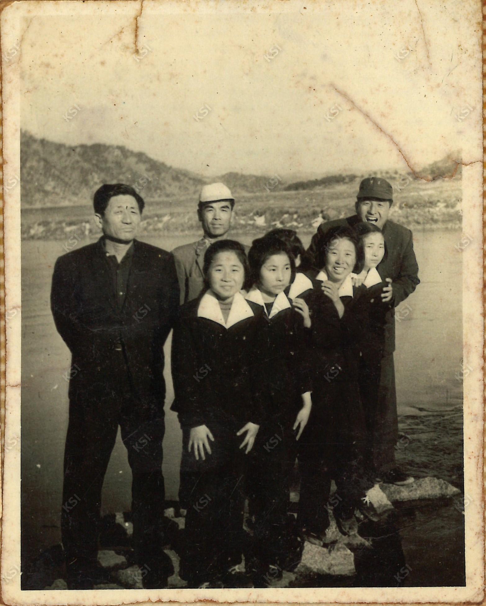 1965~1966년 경안여상 재학시절 예안중학교 앞 강가에서
