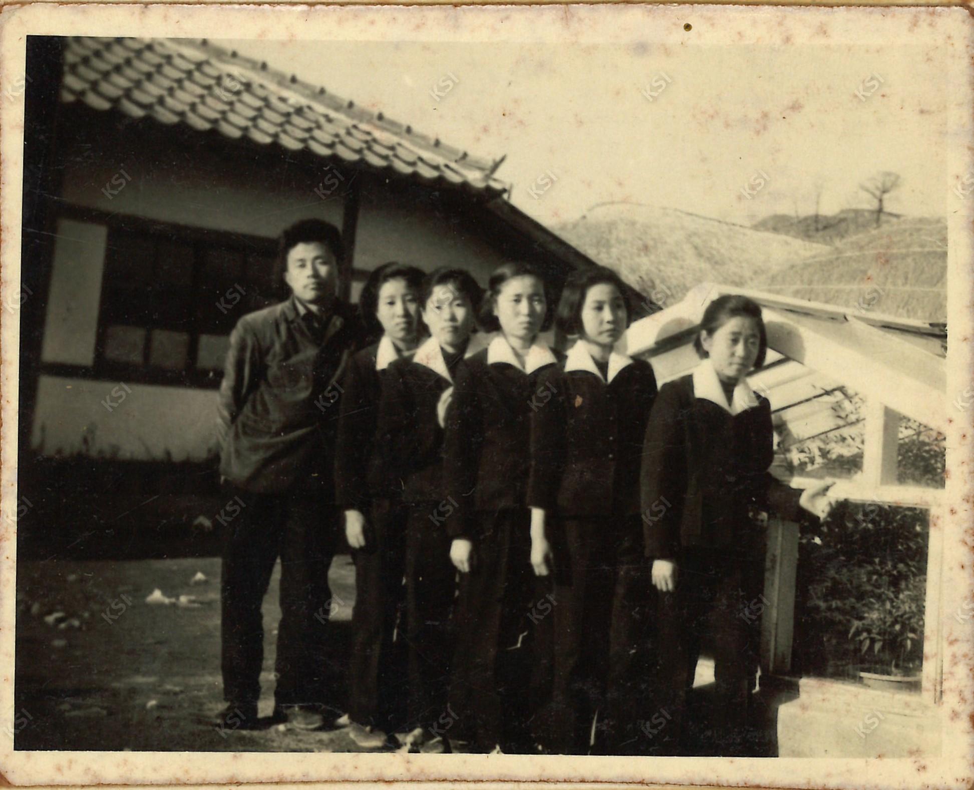 1965~1966년 경안여상 재학시절 친구들과