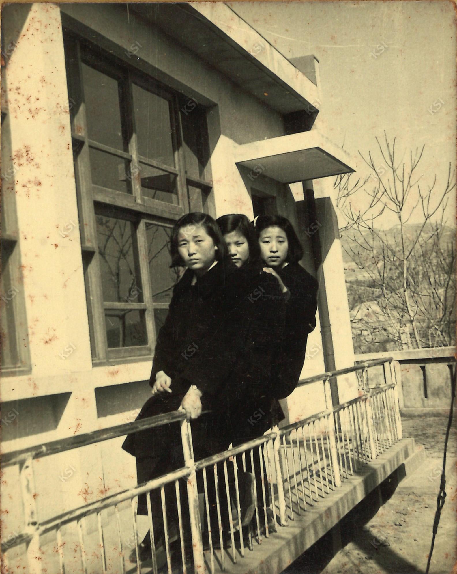 1965~1966년 경안여상 재학시절 학생회관에서