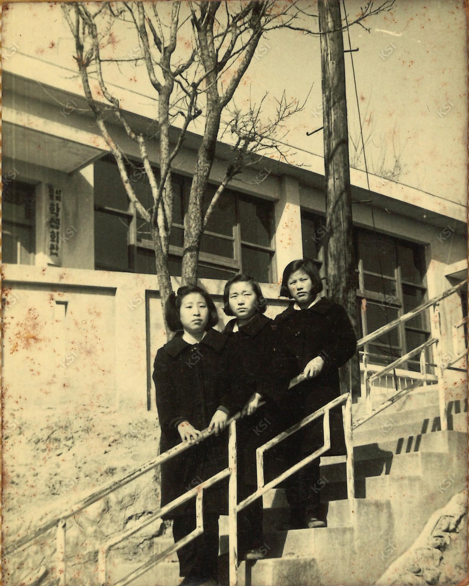 1965~1966년 경안여상 재학시절 학생회관에서
