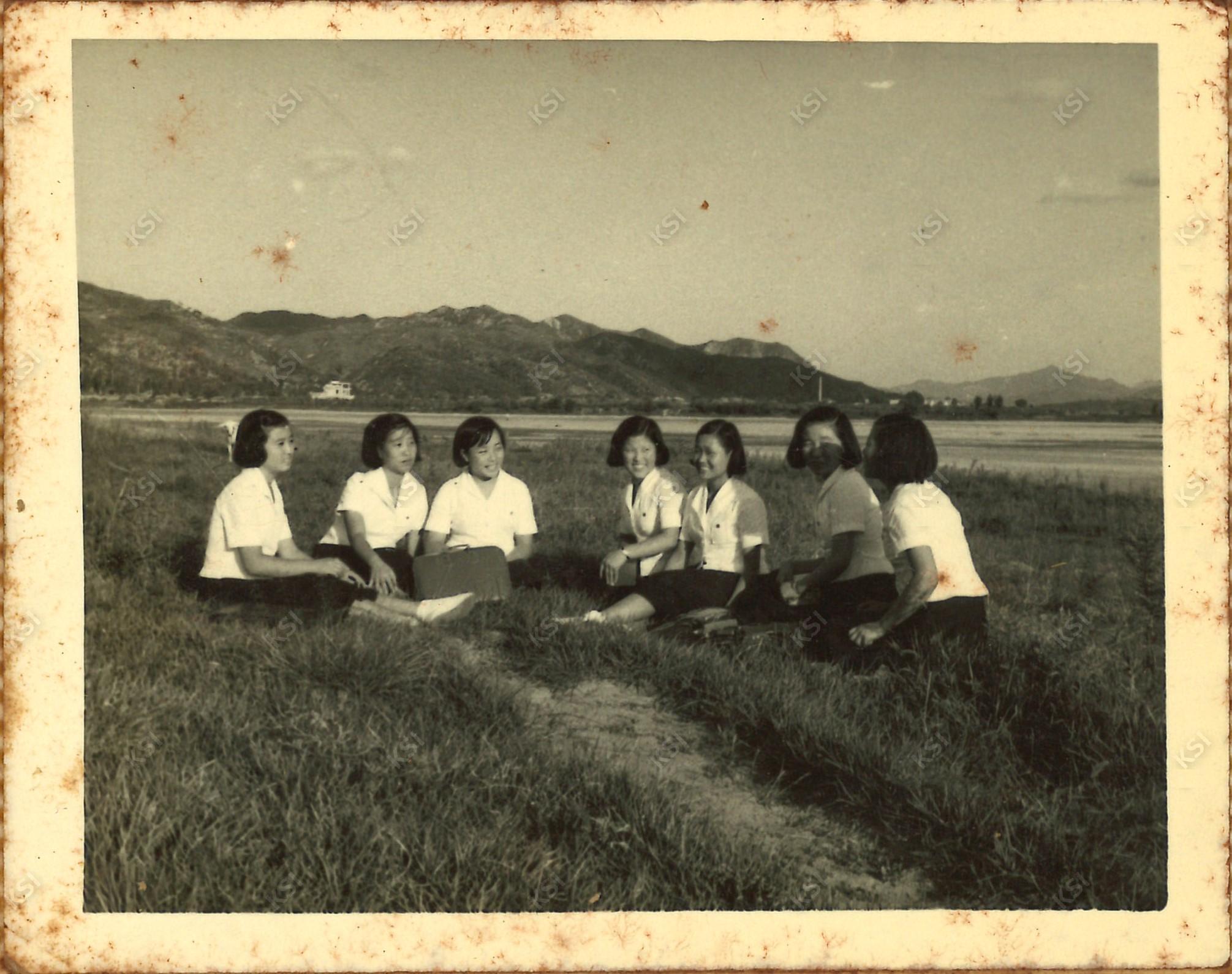 1965년 낙동강 강변에서 친구들과