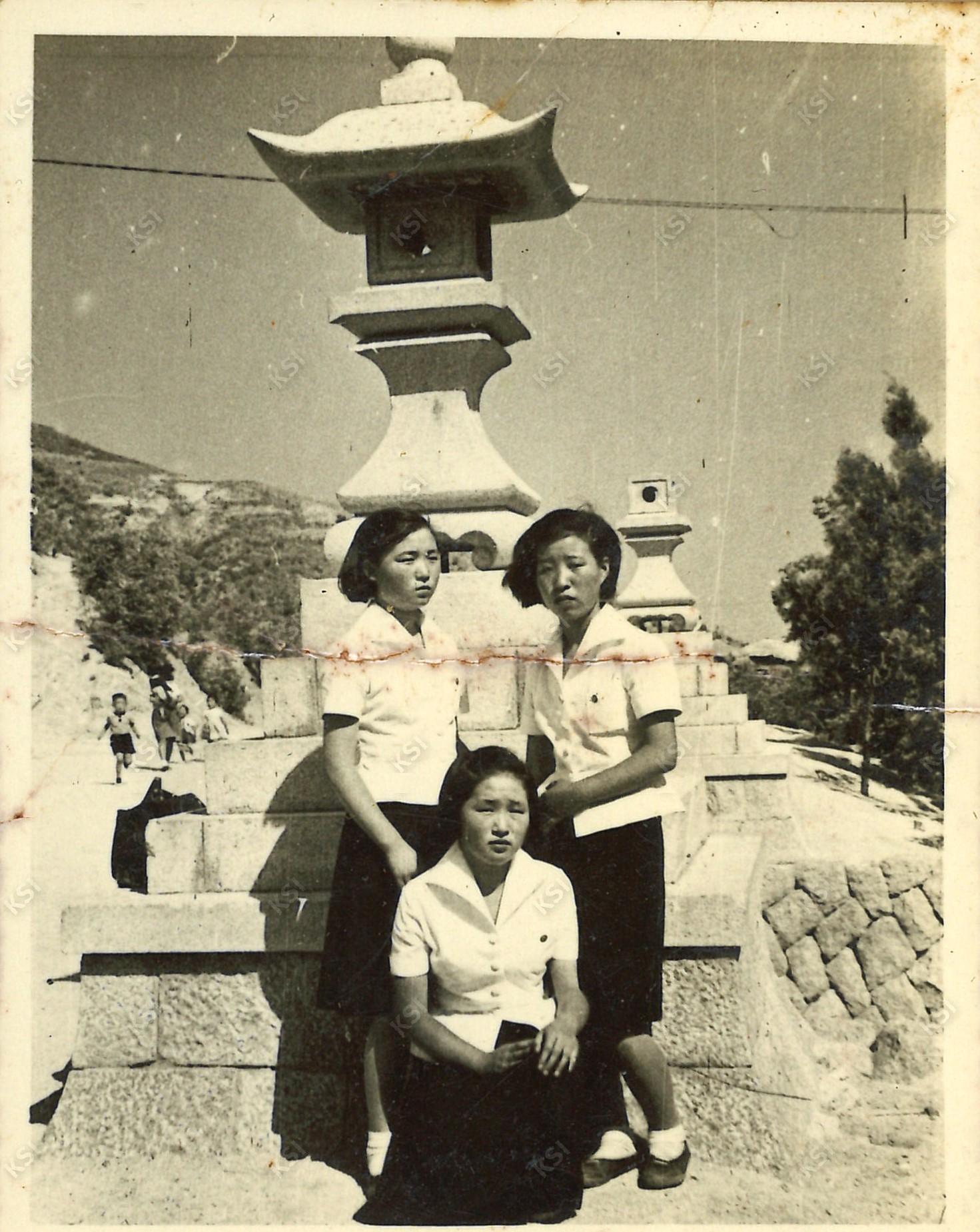 1965년 영남산 일본신사 석등 앞에서