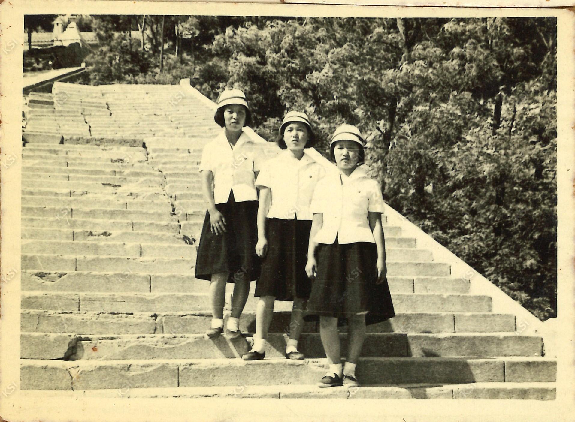 1965년 영남산 일본신사 입구에서