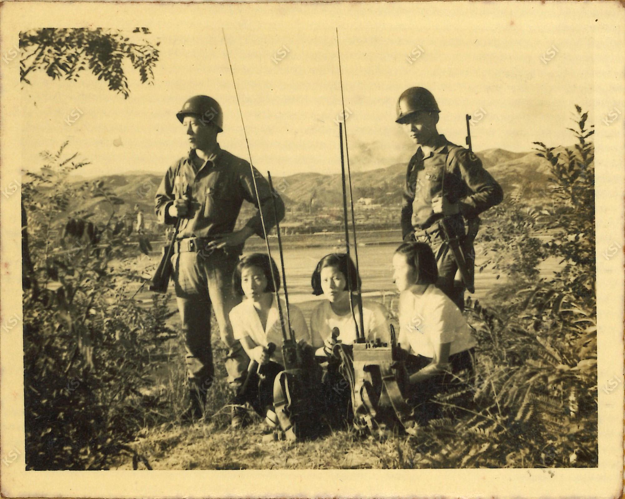 1965년 충혼탑에서 36사단 군인들과