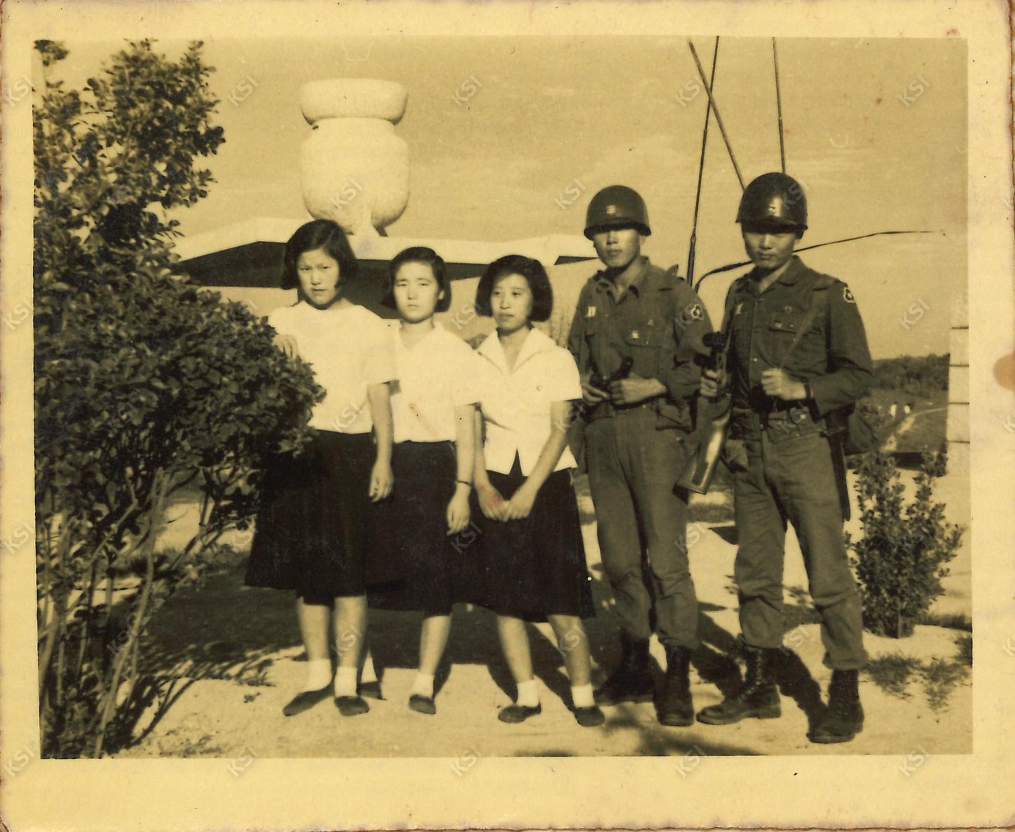 1965년 충혼탑에서 보초서던 36사단 군인들과