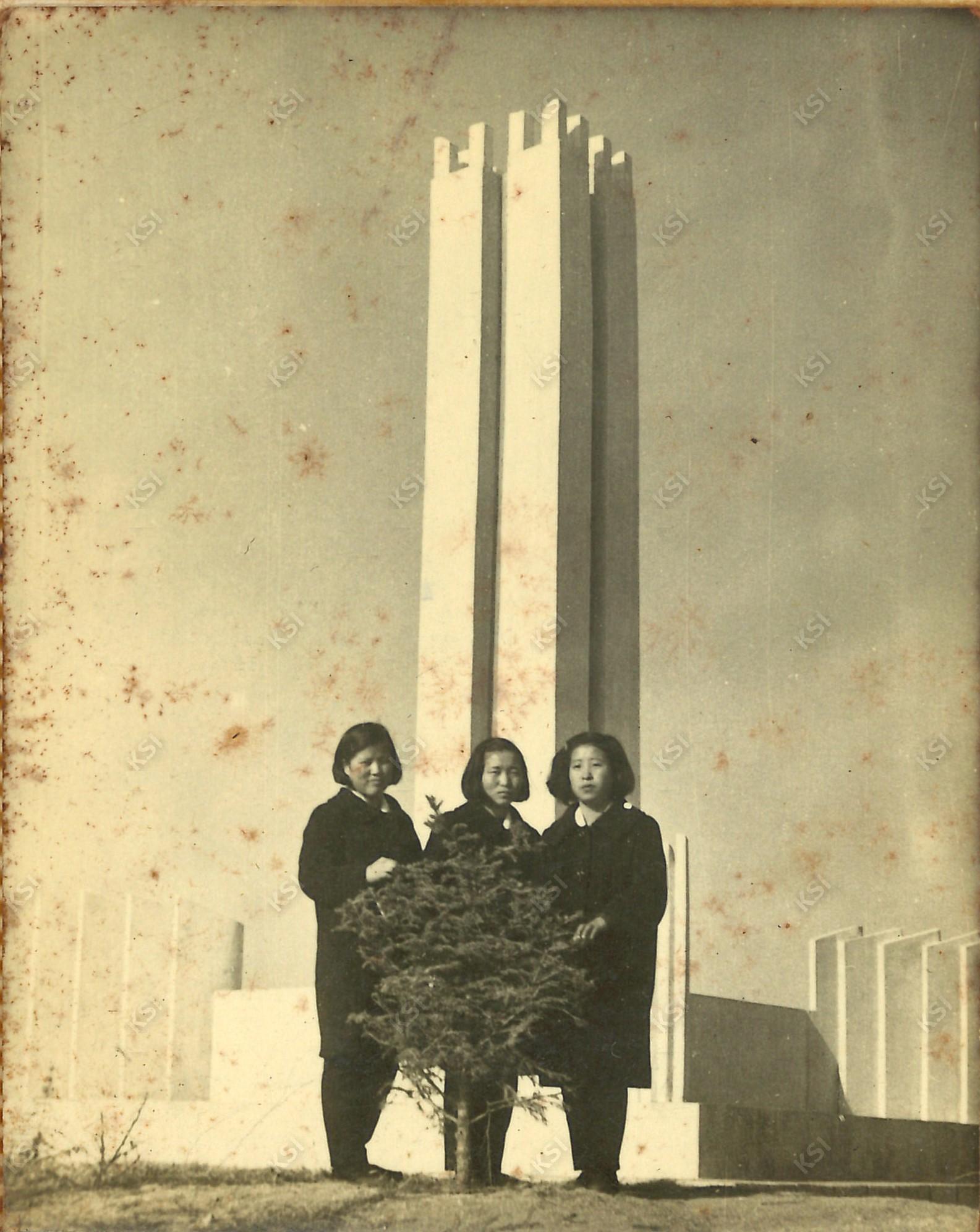 1965년 충혼탑에서 친구들과