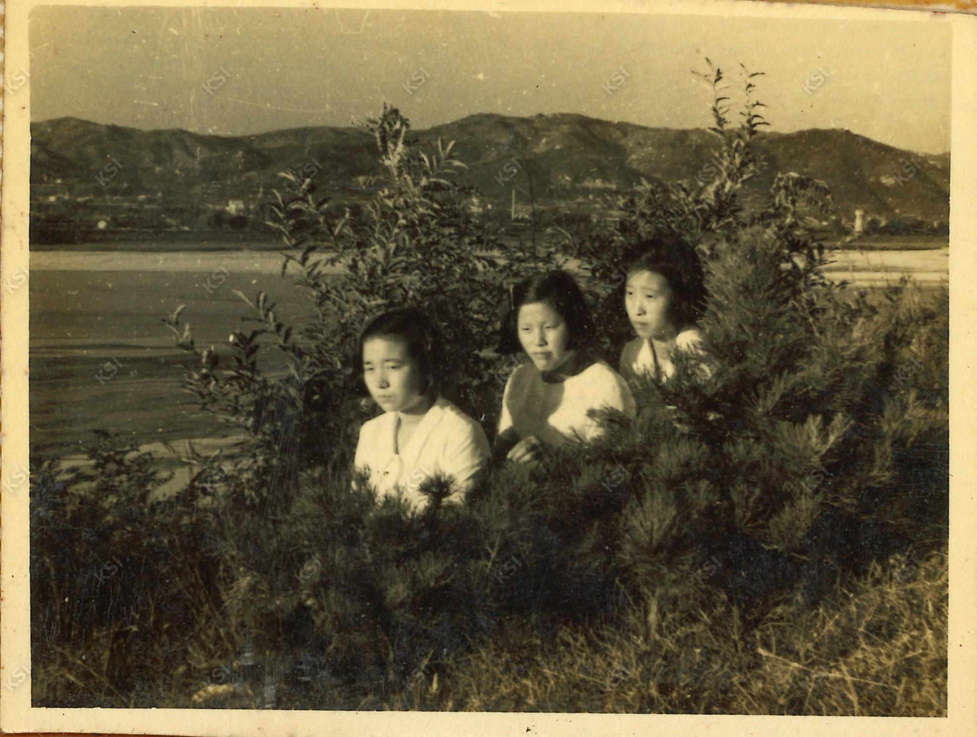 1965년 충혼탑에서 친구들과