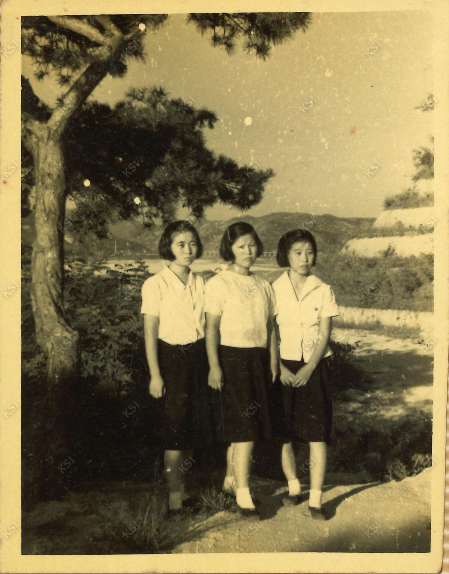 1965년 충혼탑에서 친구들과