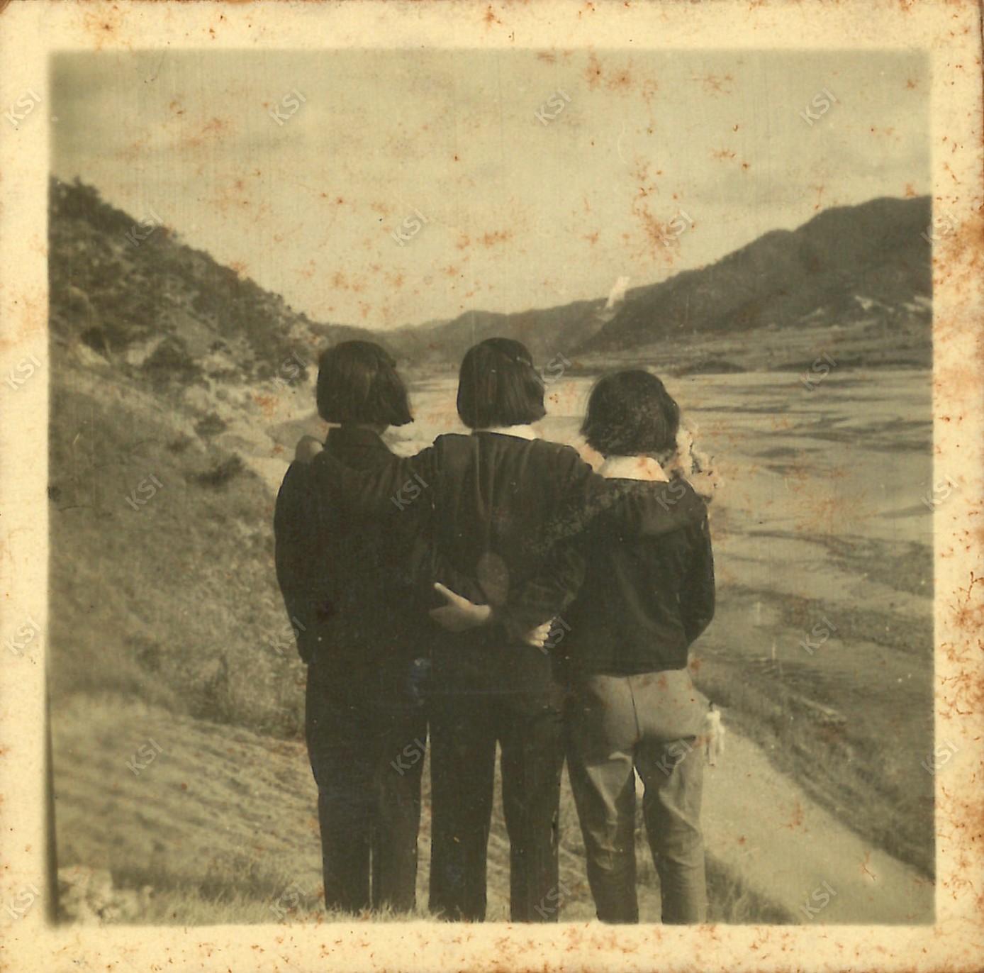 1965년경 예안 석빙고 밑 낙동강변 도로에서