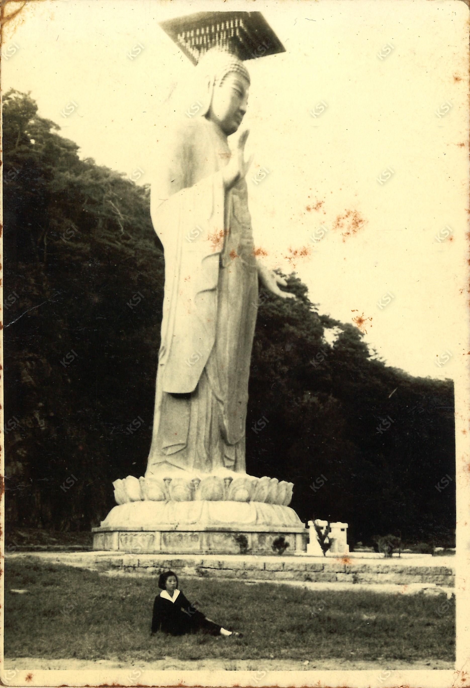 1966년 가을 수학여행 속리산 법주사 미륵불 앞에서
