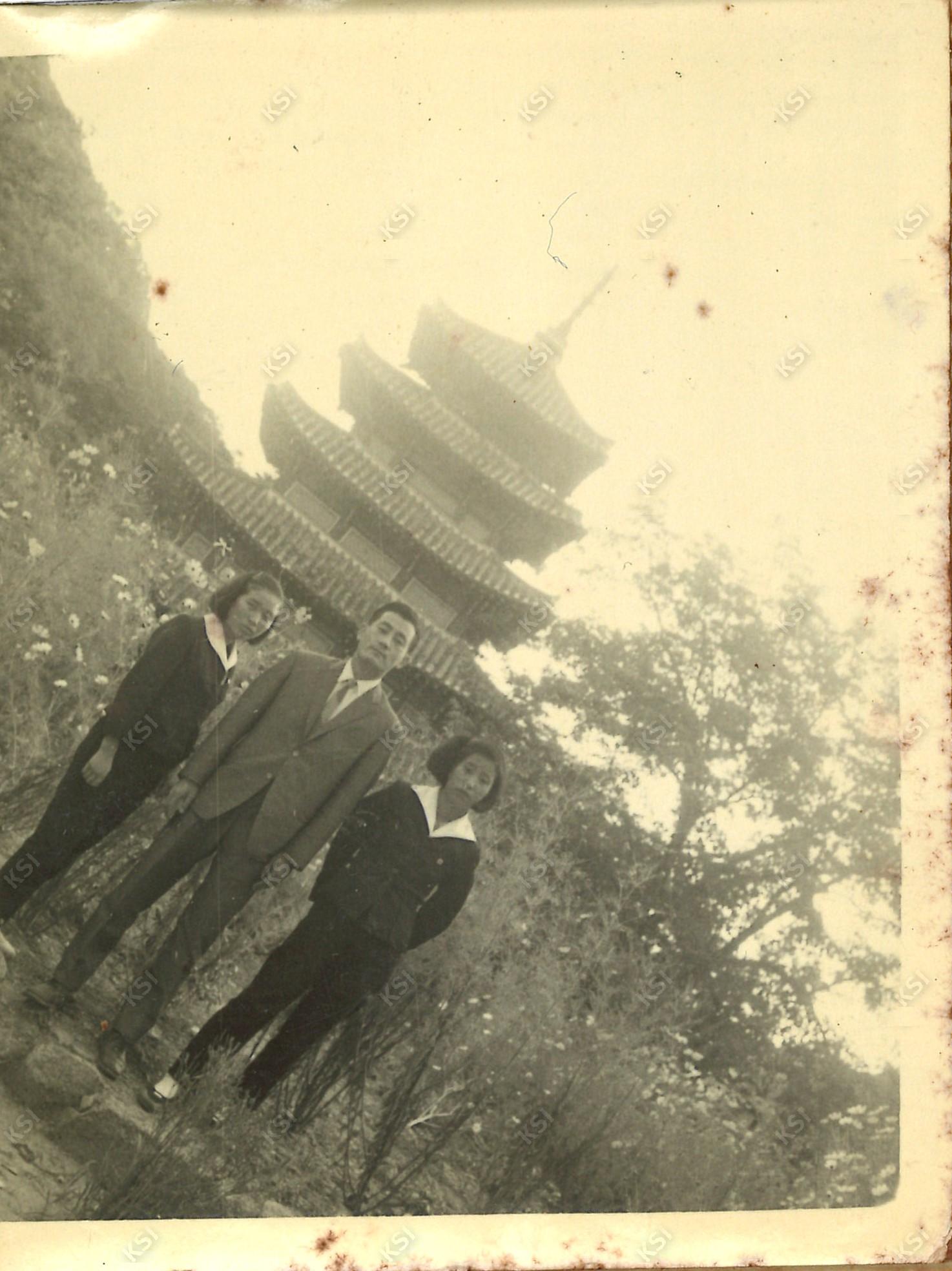 1966년 가을 수학여행 속리산 법주사 팔상전 앞에서