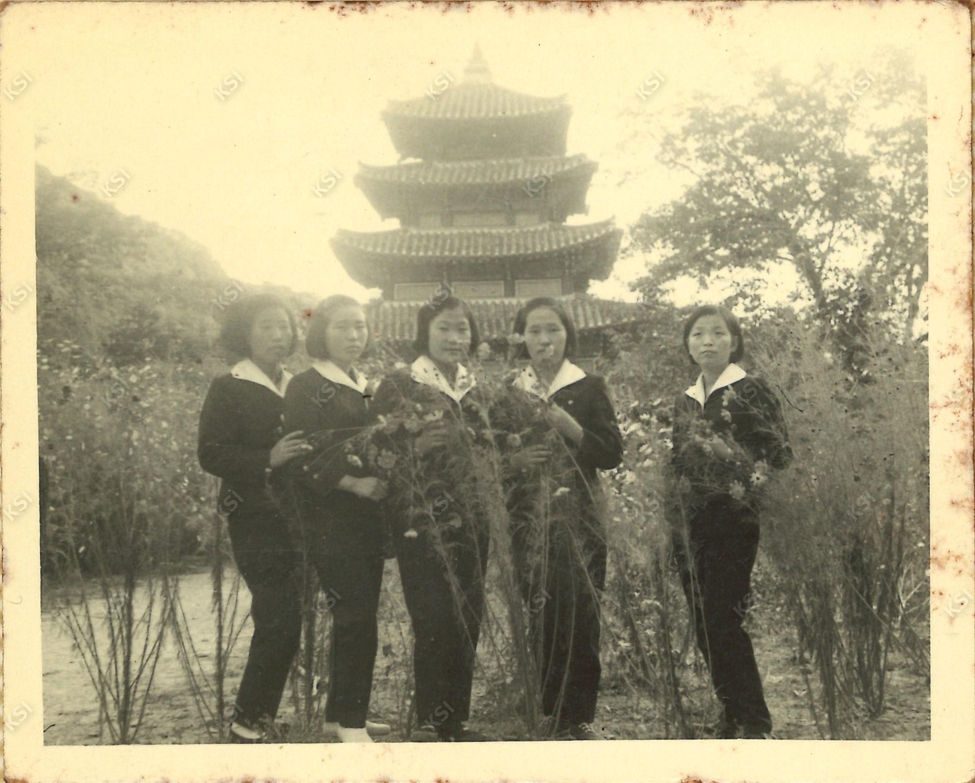 1966년 가을 수학여행 속리산 법주사 팔상전 앞에서