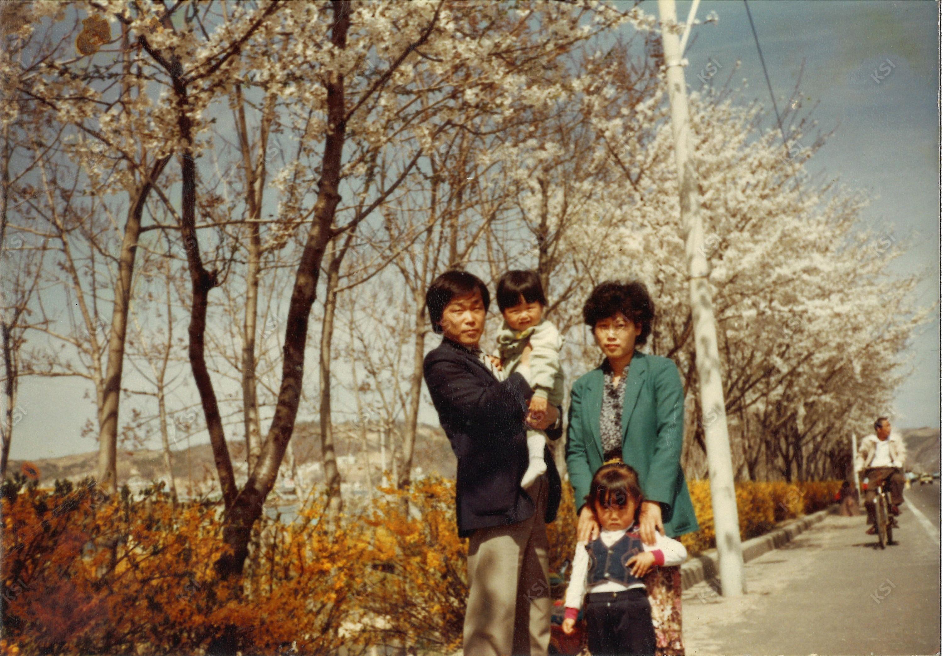 1983년 강변 벚꽃길에서 가족들과