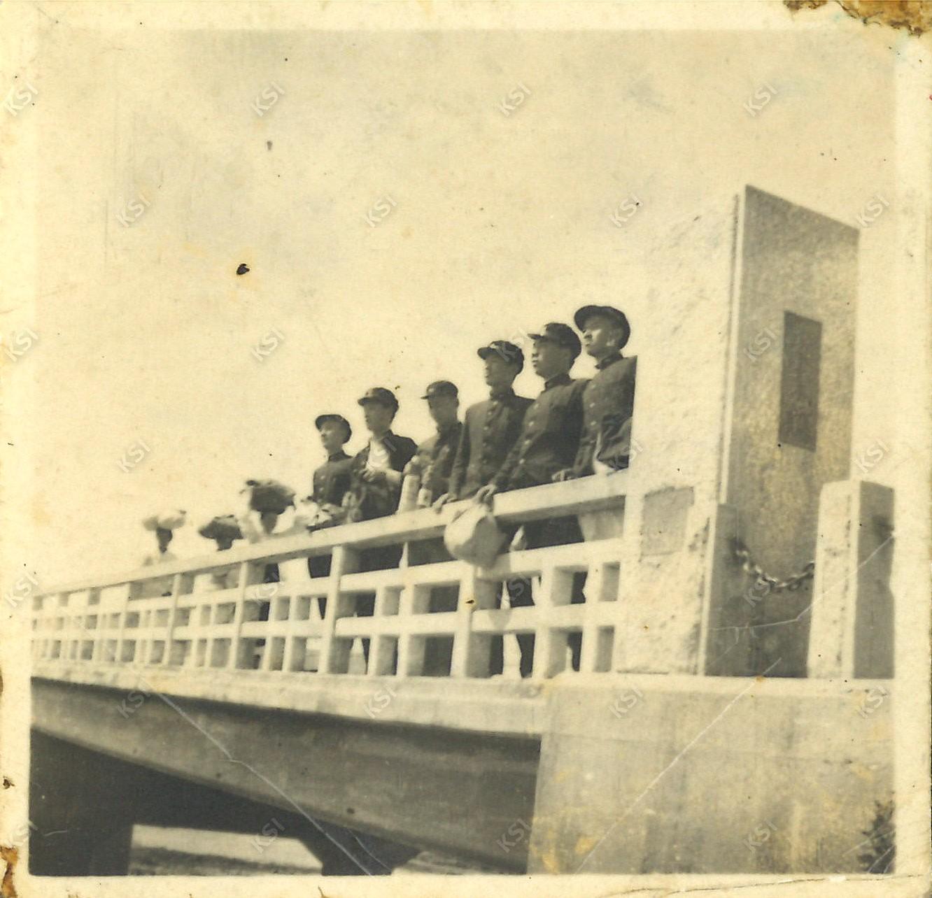 1953년 5월 2일 안동고등학교 동학들과 낙동교에서