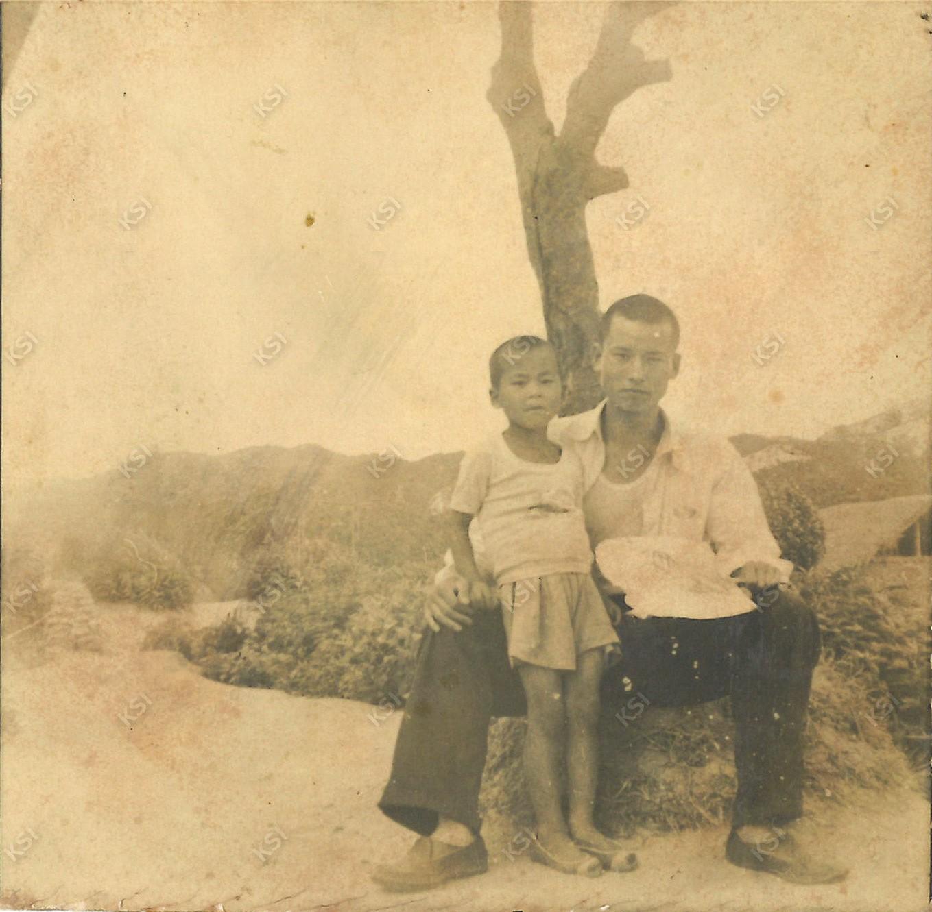 1955년 단오절에 오운국민학교에서 삼촌과 함께