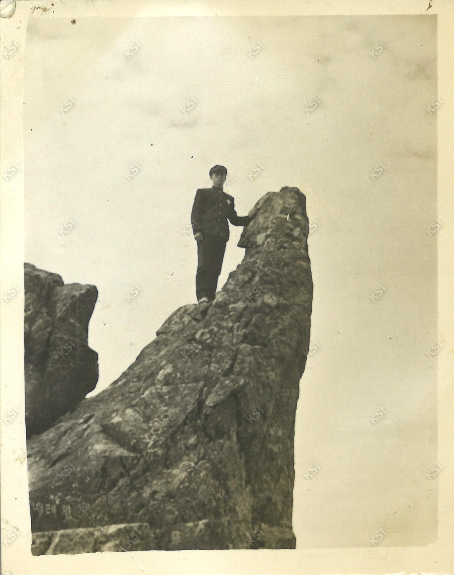 1960년대 후반 고등학교 재학 시절 바위 꼭대기에 올라