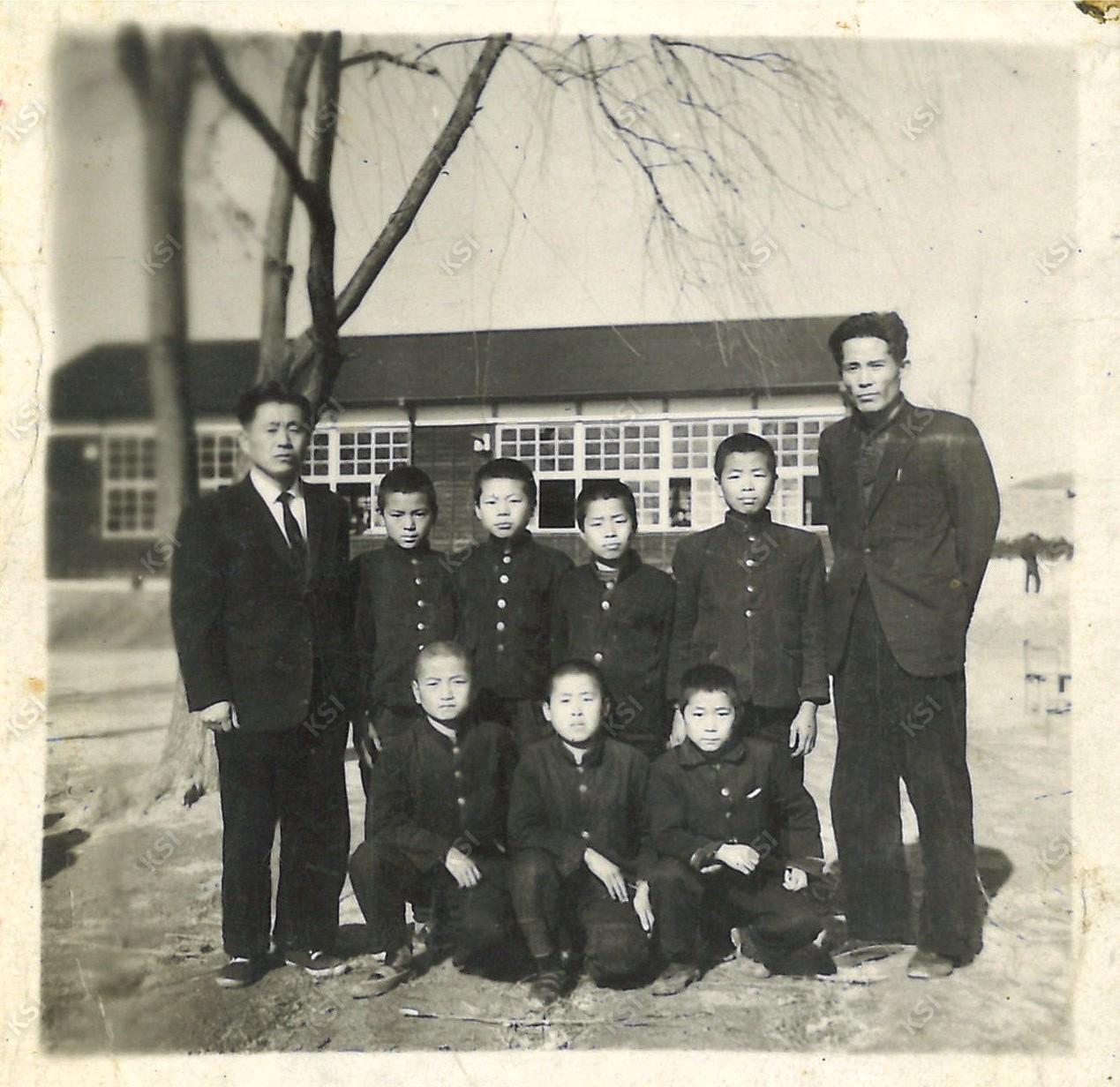 1962년 2월 10일 안동군 옹천 옥철사진관 연곡 8회 졸업기념