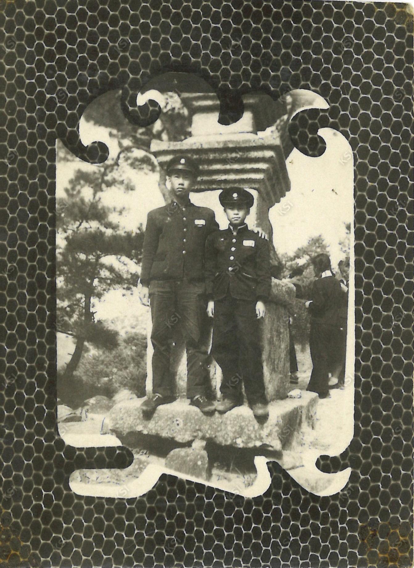 1962년 제비원 삼층석탑에서 가을 소풍 기념