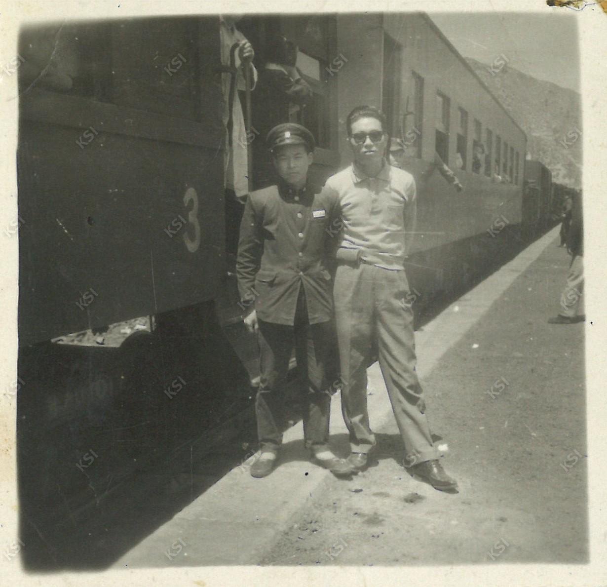 1963년 중학교 2학년 봄소풍 삼척역에서 김동섭 선생님과