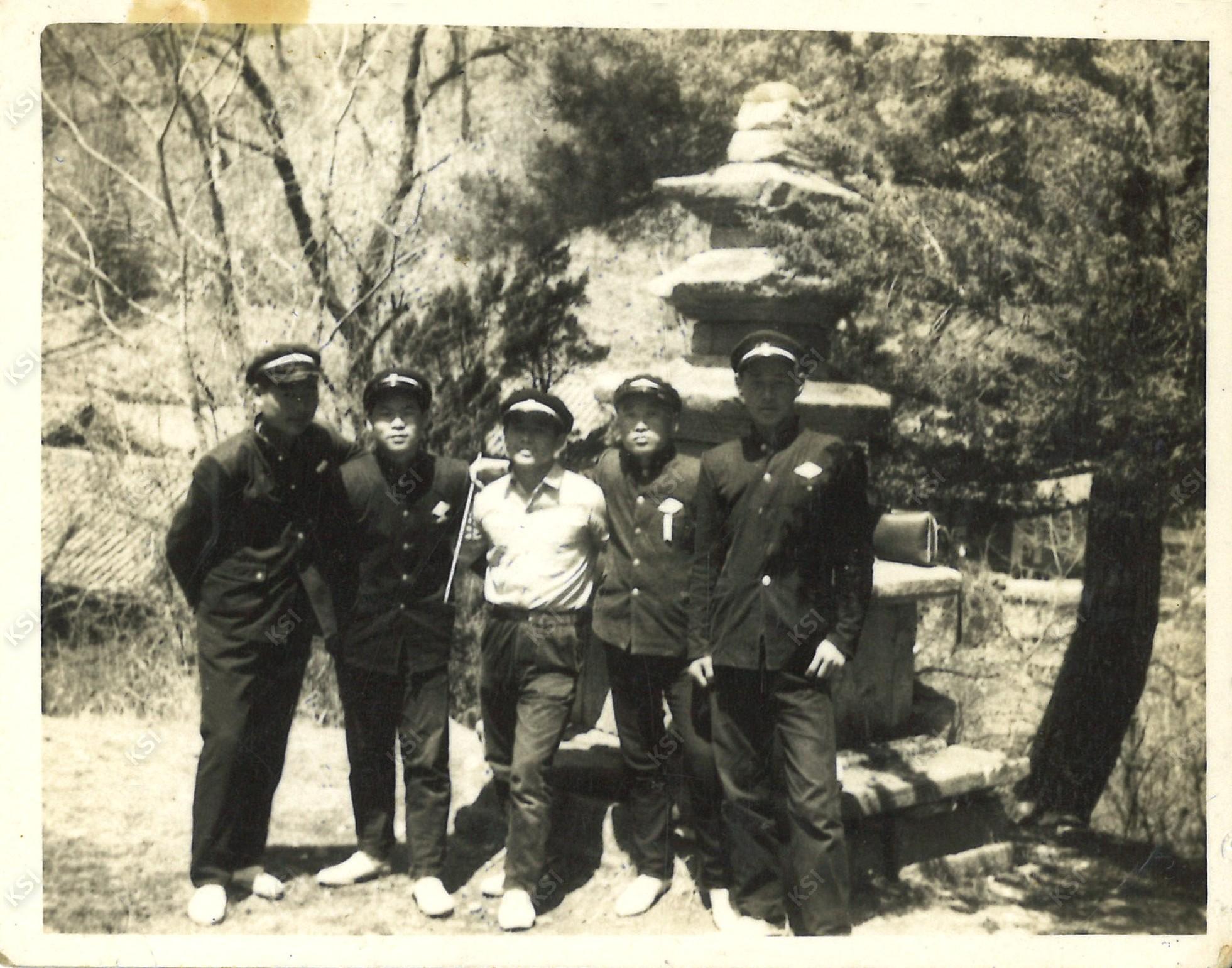 1966년 4월 23일 고운사 삼층석탑 앞에서