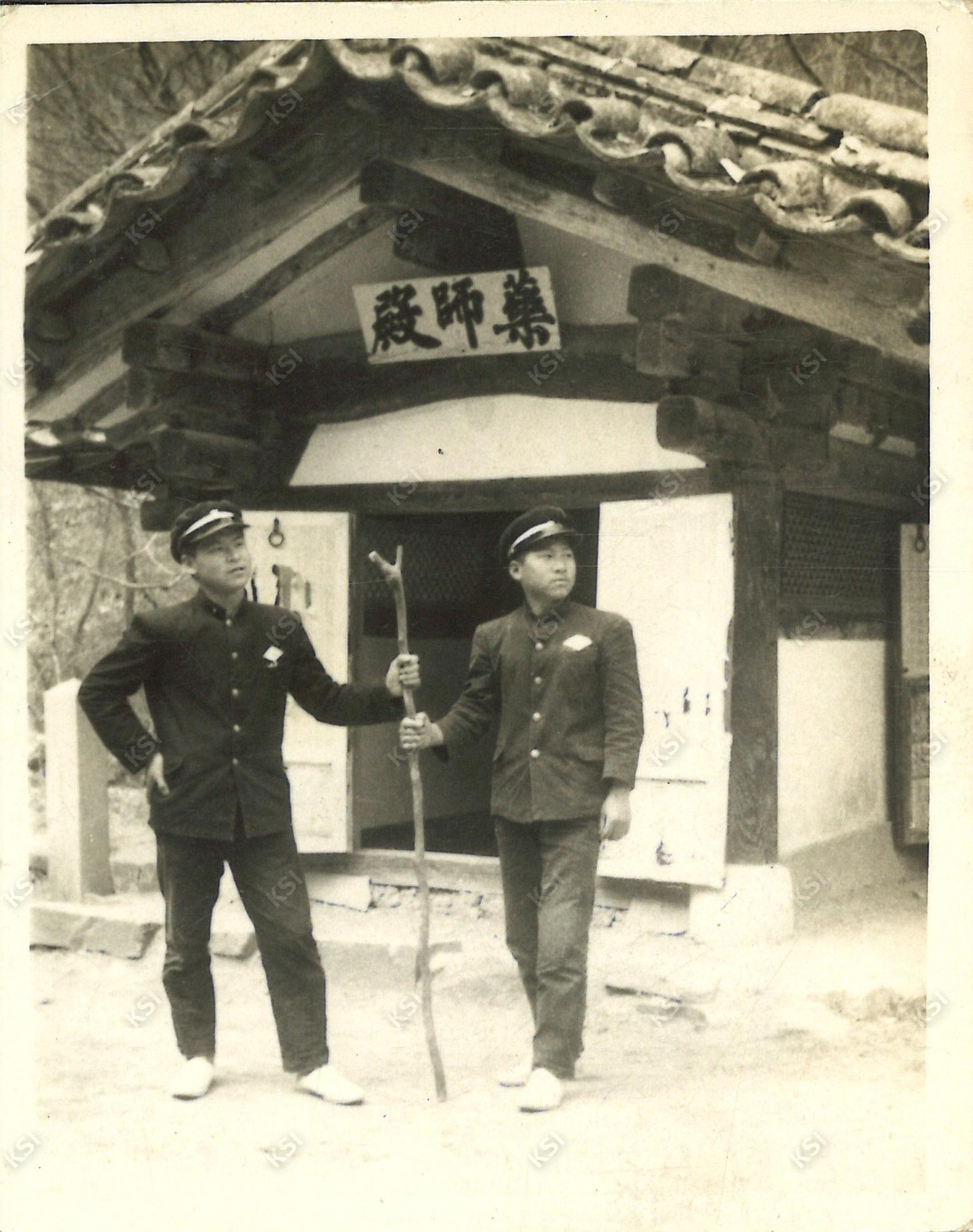 1966년 4월 23일 고운사 약사전 앞에서