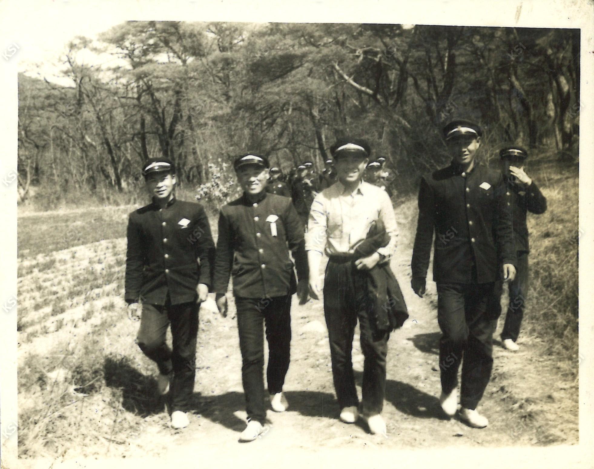 1966년 4월 23일 고운사 입구 숲길을 거닐며