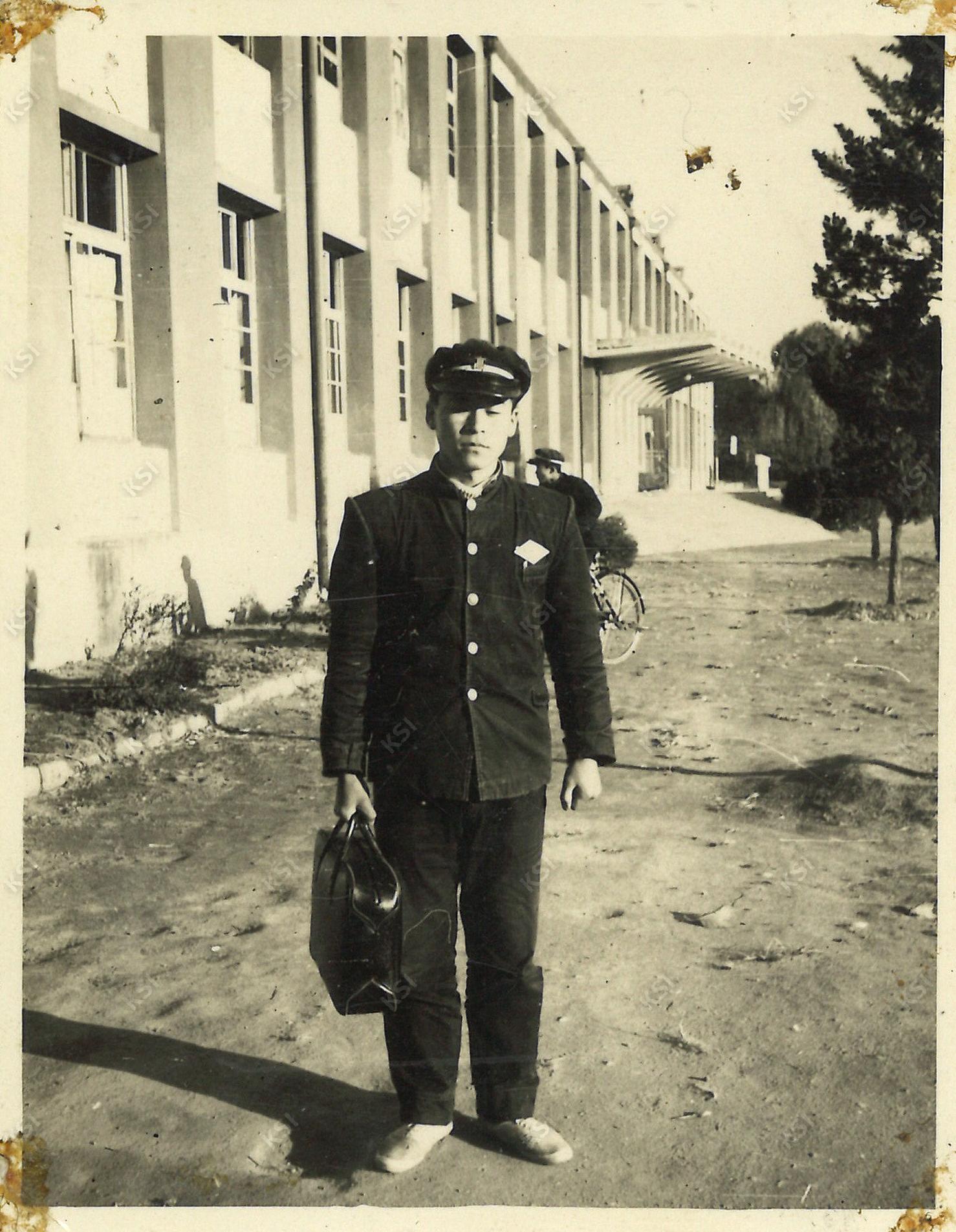 1966년 안동고등학교 교사를 배경으로