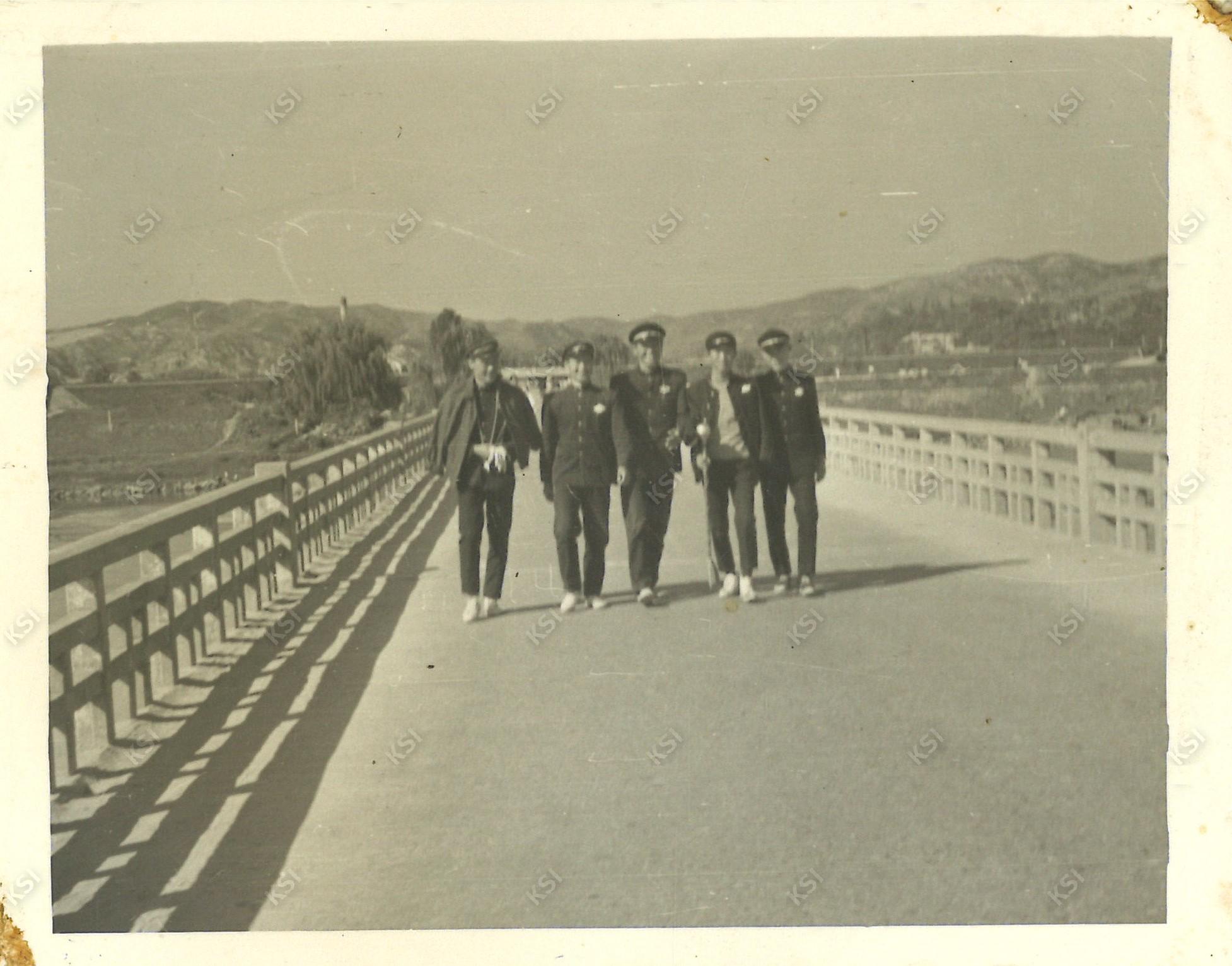 1967년 10월 10일 안동교를 거닐며