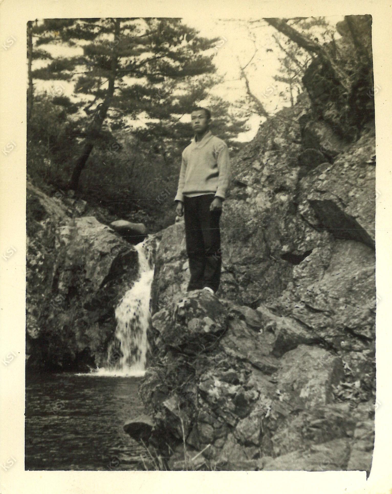 1967년 10월 30일 합천 해인사 용문폭포를 배경으로
