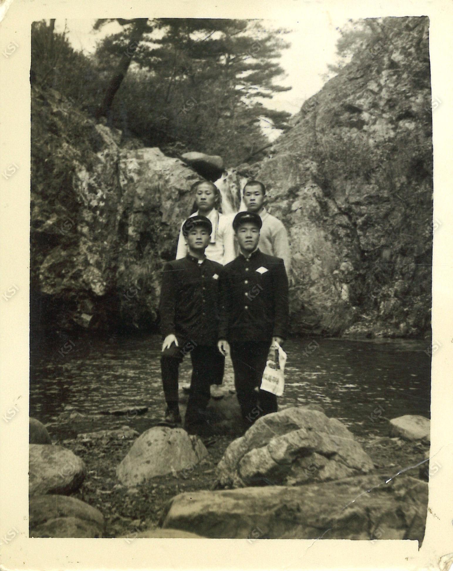 1967년 10월 30일 합천 해인사 용문폭포에서