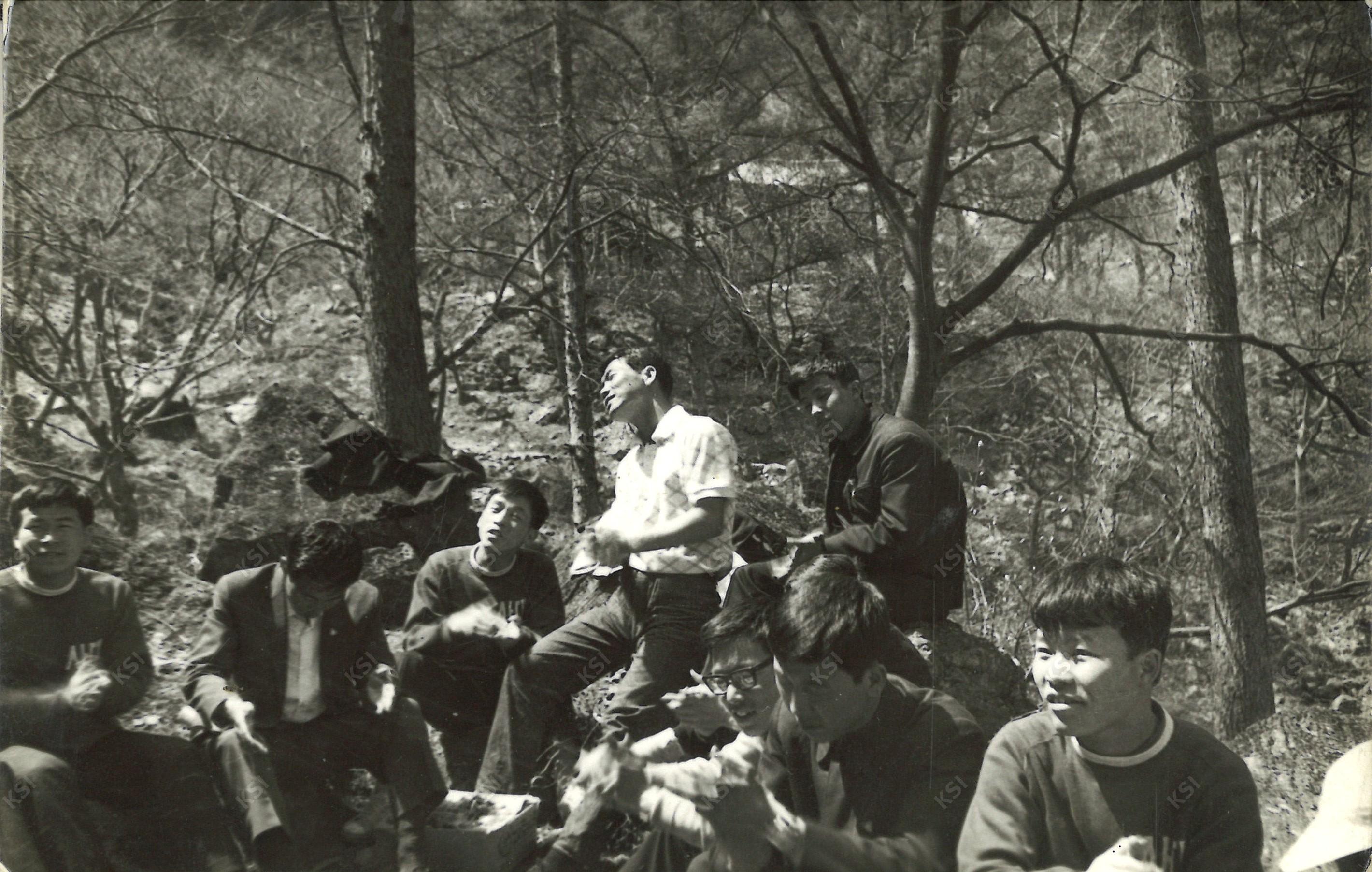1969년 5월 봄소풍 금오산 선산구내