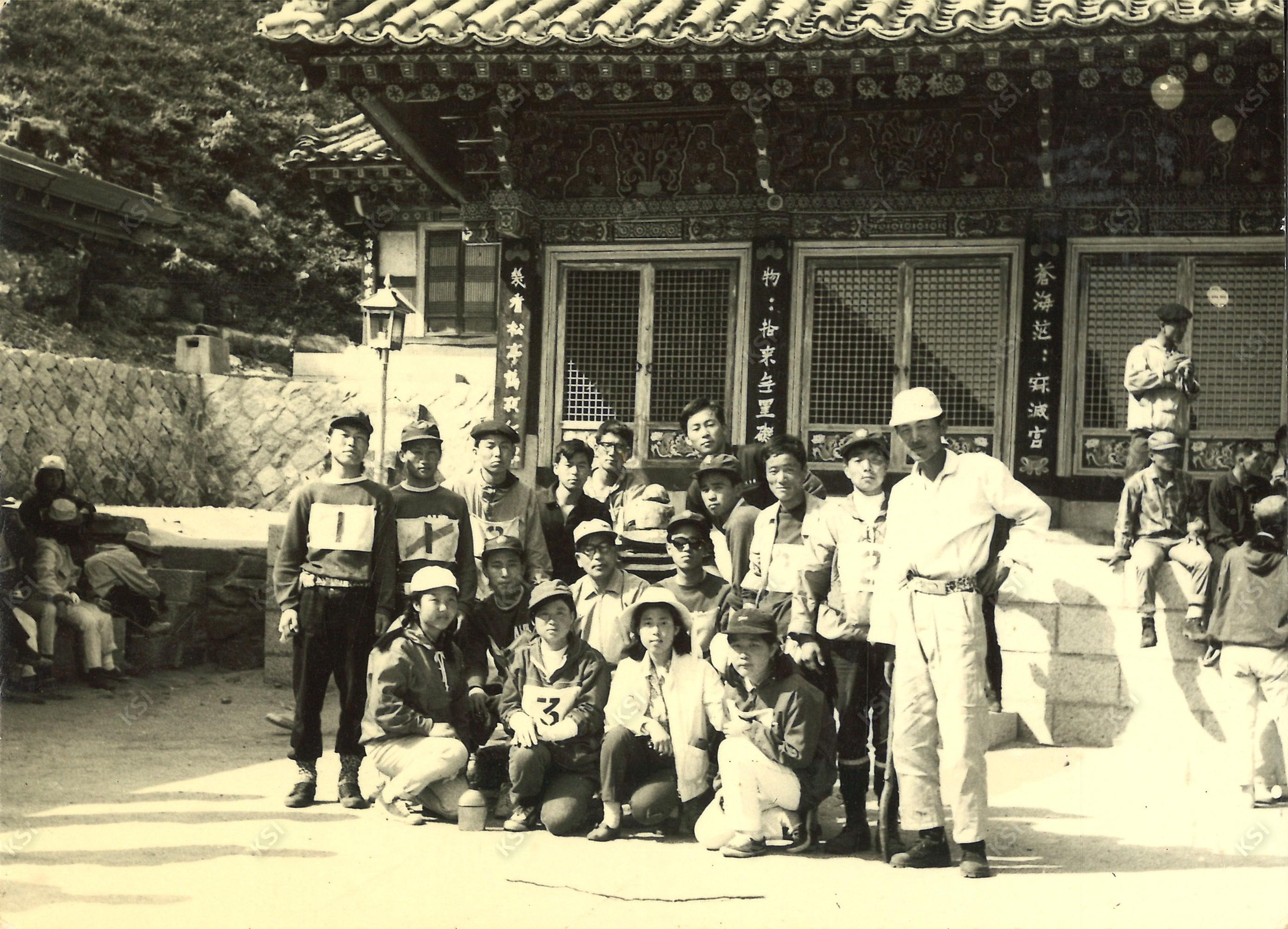 1970년 5월 22~23일 제18회 5.28 개교기념 사대 등반대회 수숫골 사찰에서