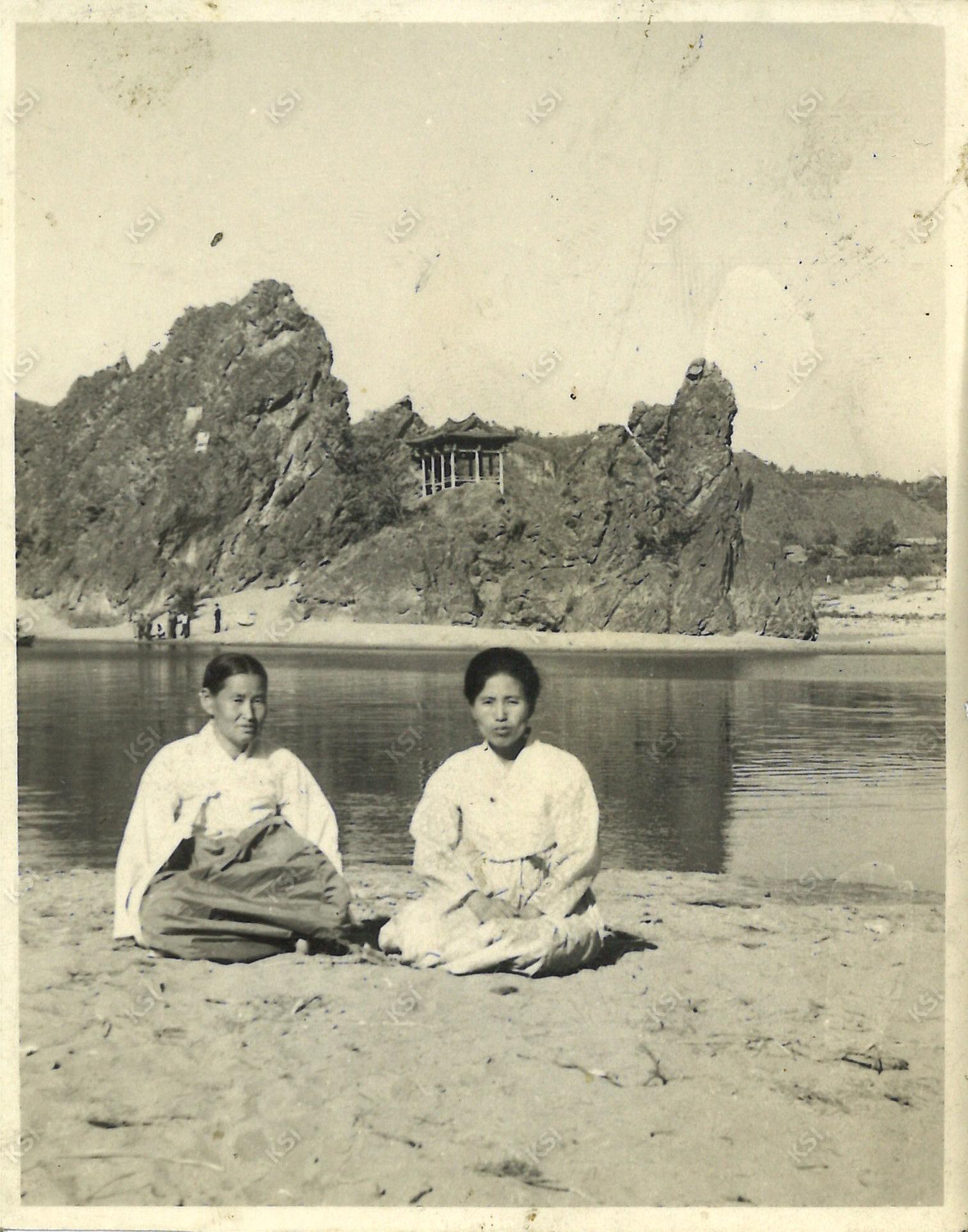 1970년대 도담삼봉을 배경으로