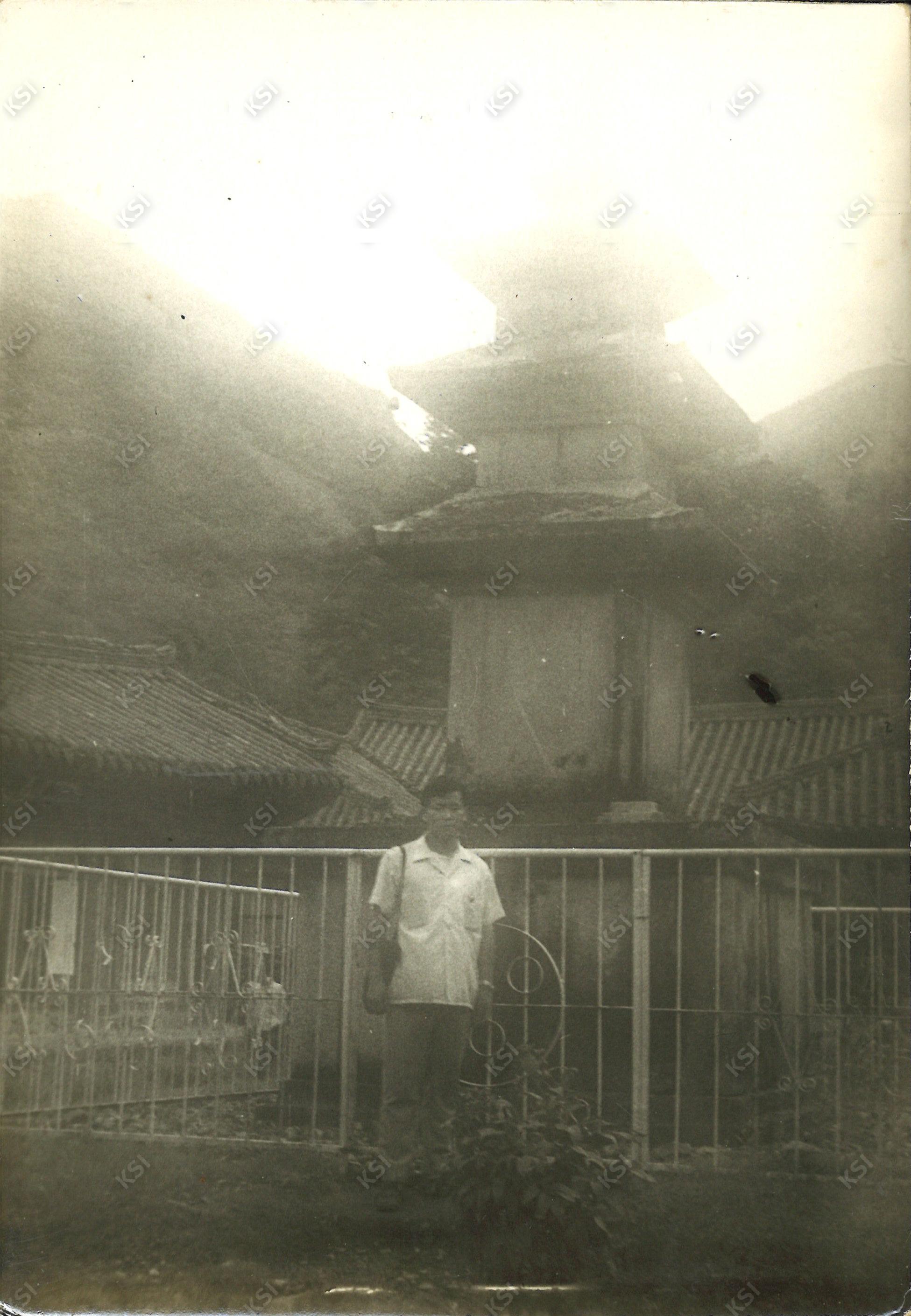 1970년대 중반 표충사 삼층석탑 앞에서