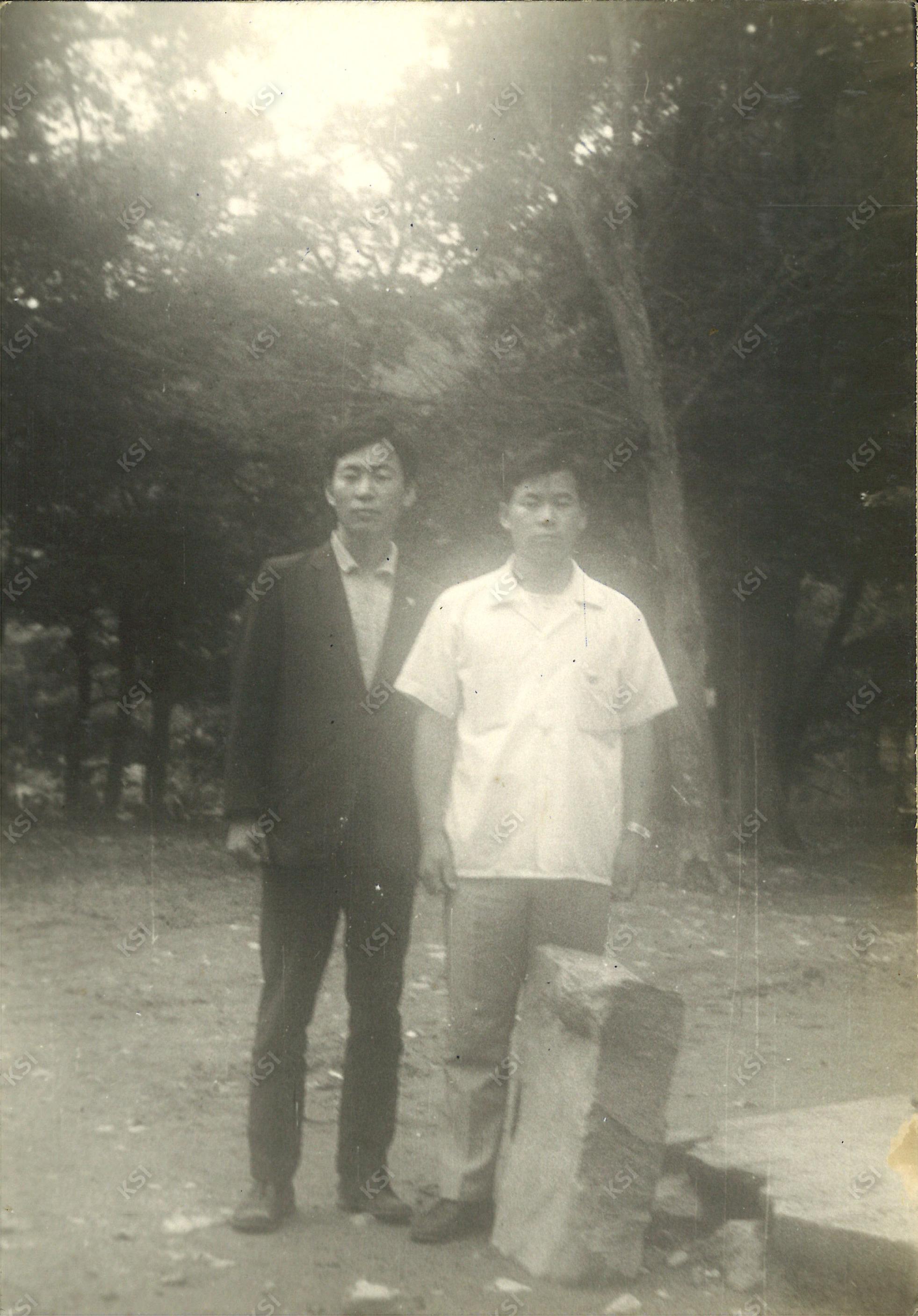 1970년대 중반 표충사 입구 여관 앞에서