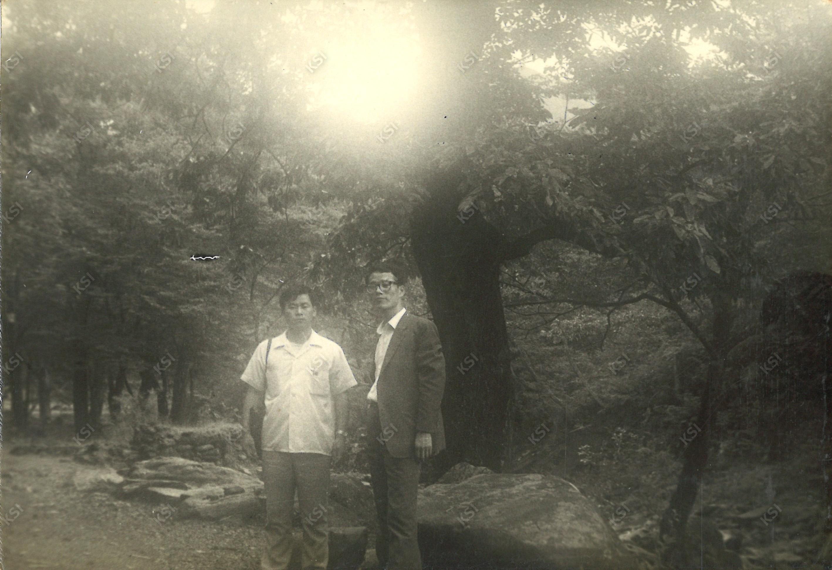 1970년대 중반 표충사 입구에서