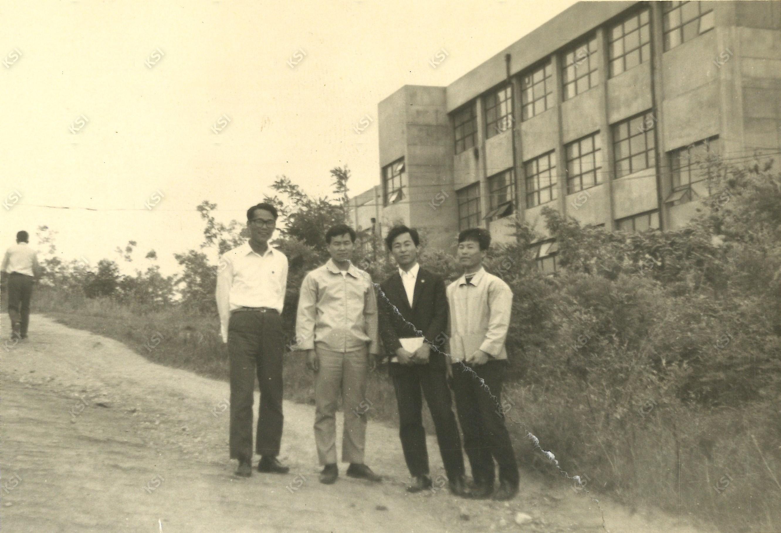1971년 5월 28일 교수연구실 뒤에서