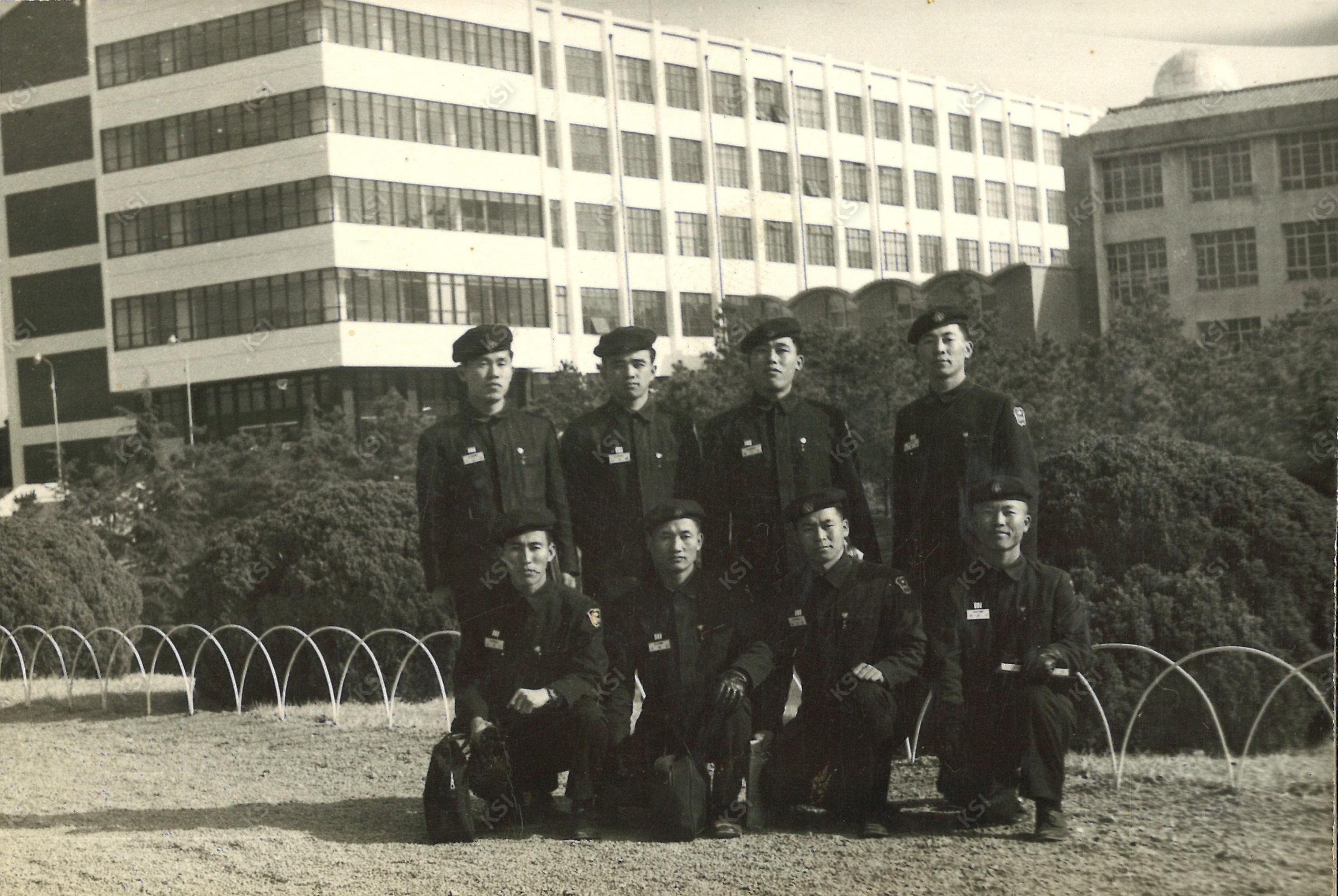 1971년 경북대학교 교정에서 ROTC 지원을 앞두고
